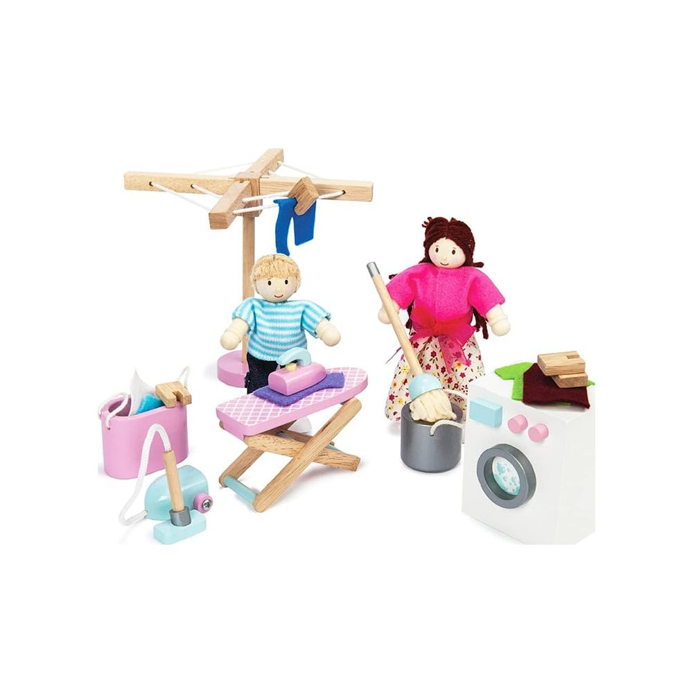 Holzpuppen bei der Hausarbeit: bügeln, wischen, waschen und Wäsche aufhängen.