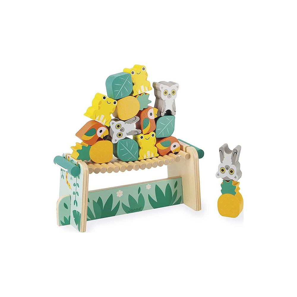 Animaux en bois empilés sur un banc vert. Un lapin sur une ananas.