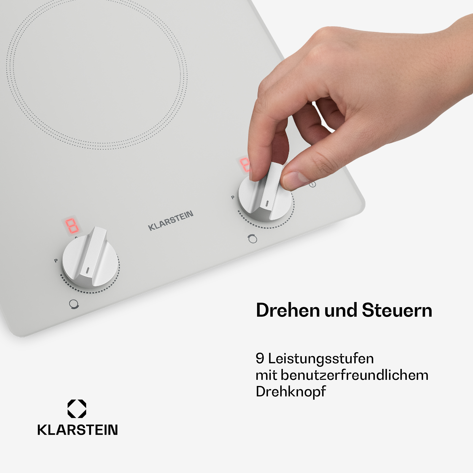 Eine Hand dreht einen weißen Knopf an einem Kochfeld mit digitaler Anzeige.
