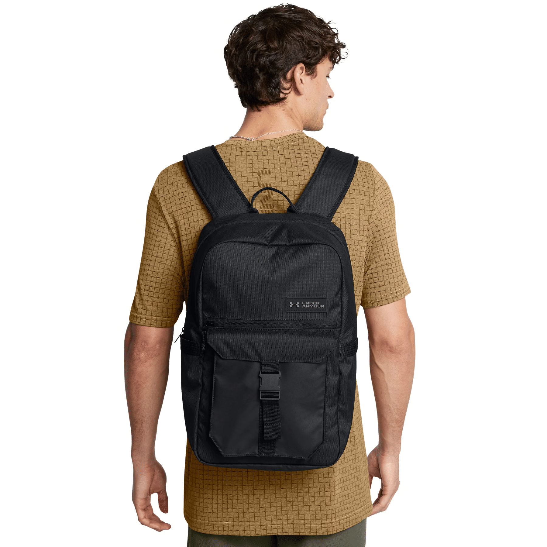 Ein Mann mit braunem Hemd trägt einen schwarzen Rucksack mit Schnallenverschluss.