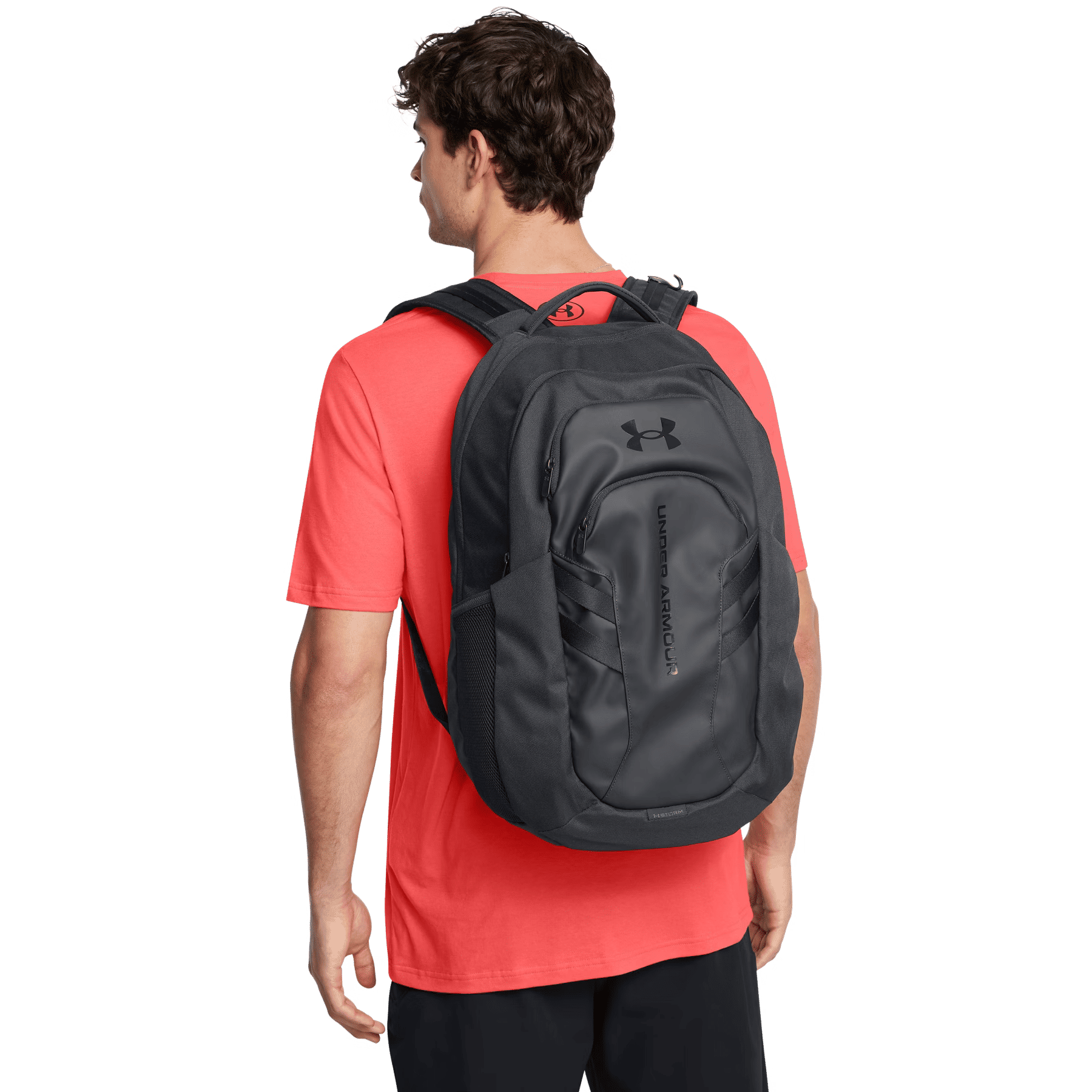 Mann mit Rucksack: Ein Mann trägt einen schwarzen Rucksack über einem roten T-Shirt.