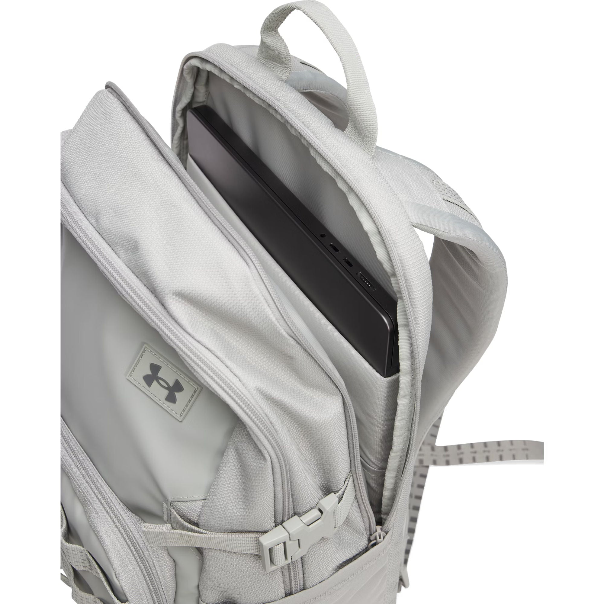 Zaino grigio con scomparto aperto contenente un laptop nero.