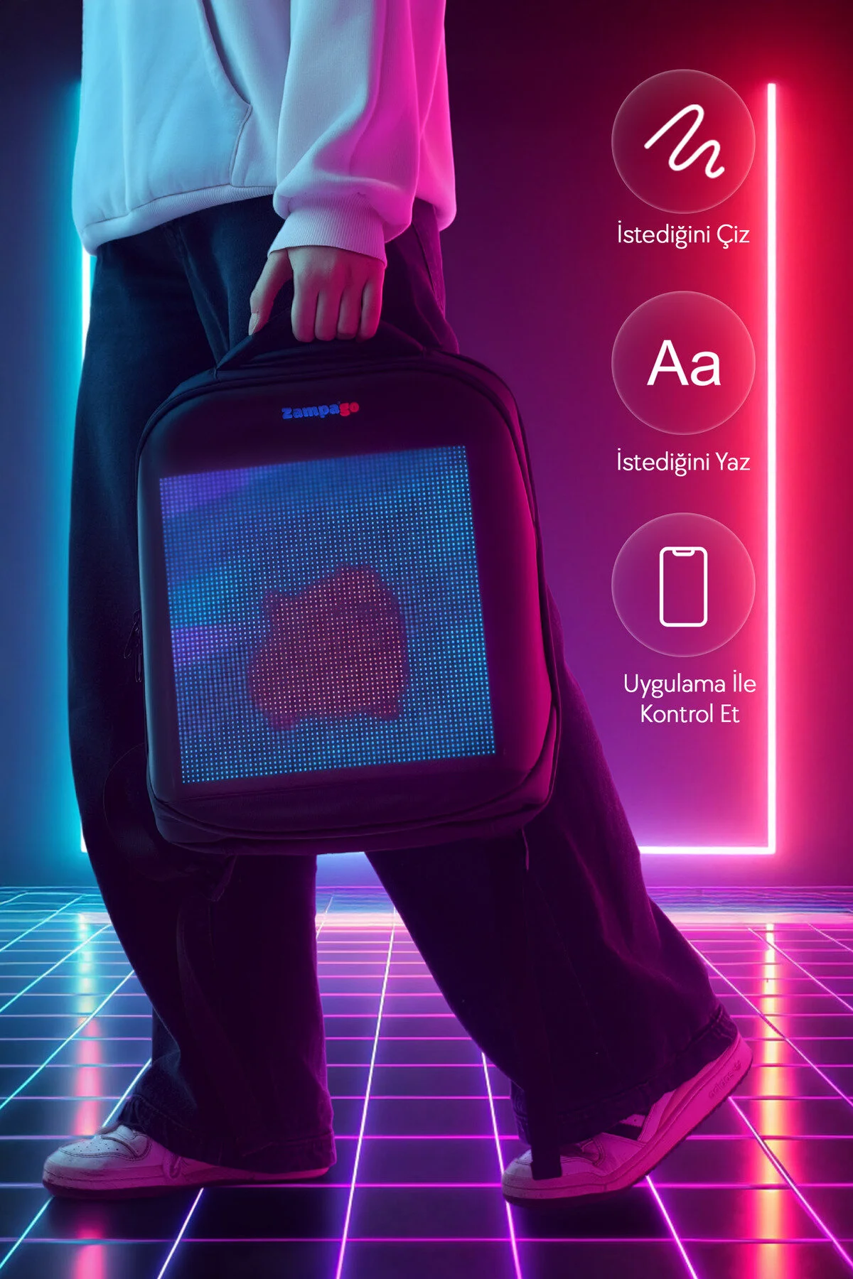 Kişi, aydınlatılmış ekranlı sırt çantası tutuyor, neon ışık arka planı.