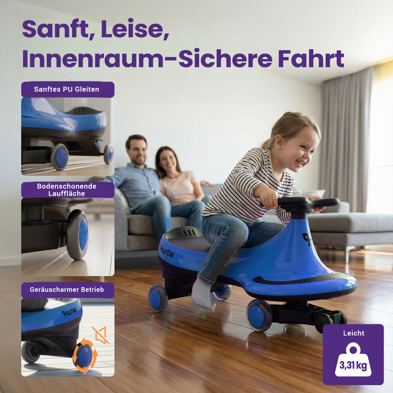 Ein blaues Spielzeugauto fährt ein Mädchen im Wohnzimmer, Eltern sitzen auf dem Sofa.