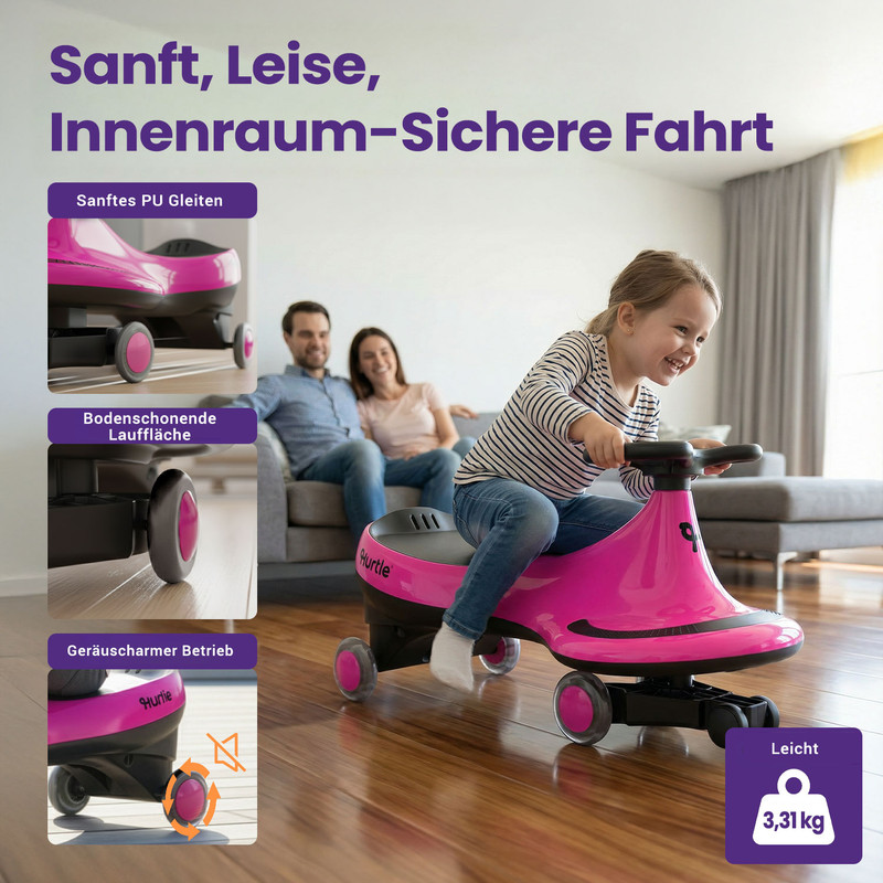 Ein Mädchen fährt ein pinkes Spielzeugauto im Wohnzimmer, während Eltern zuschauen.