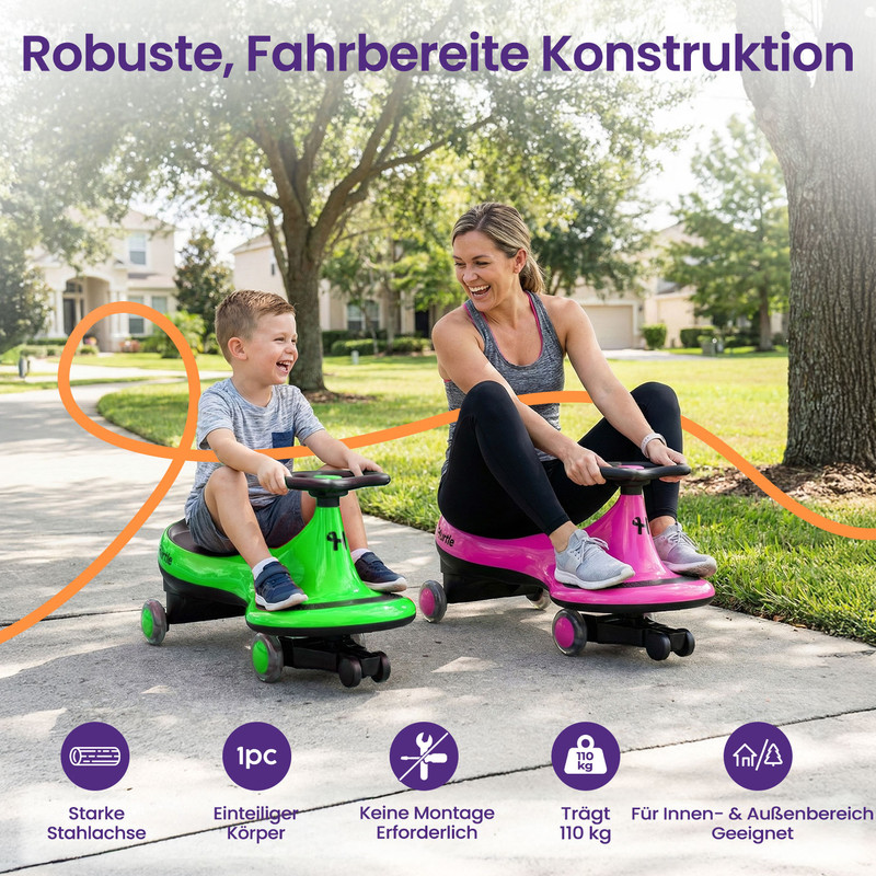 Frau und Kind fahren draußen auf bunten Fahrzeugen, lächelnd.