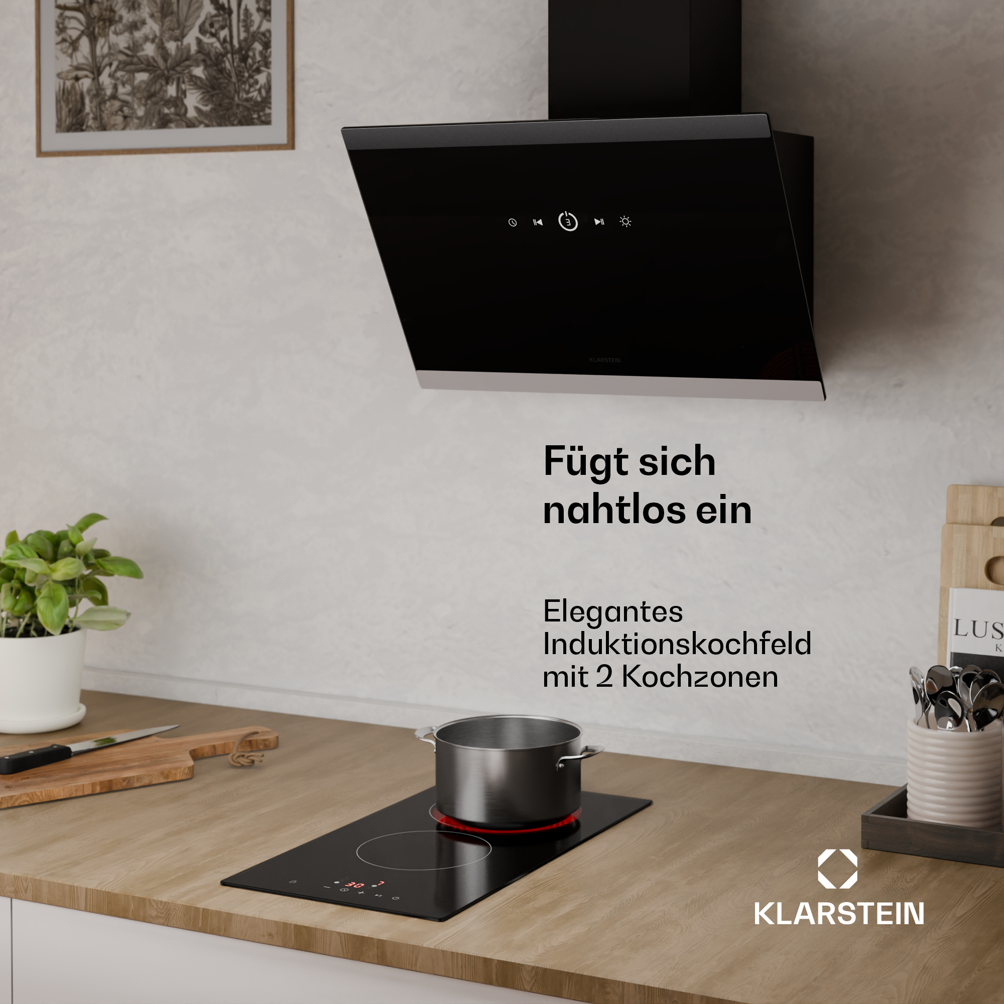 Moderne Küche mit schwarzer Dunstabzugshaube, Induktionskochfeld und Topf.