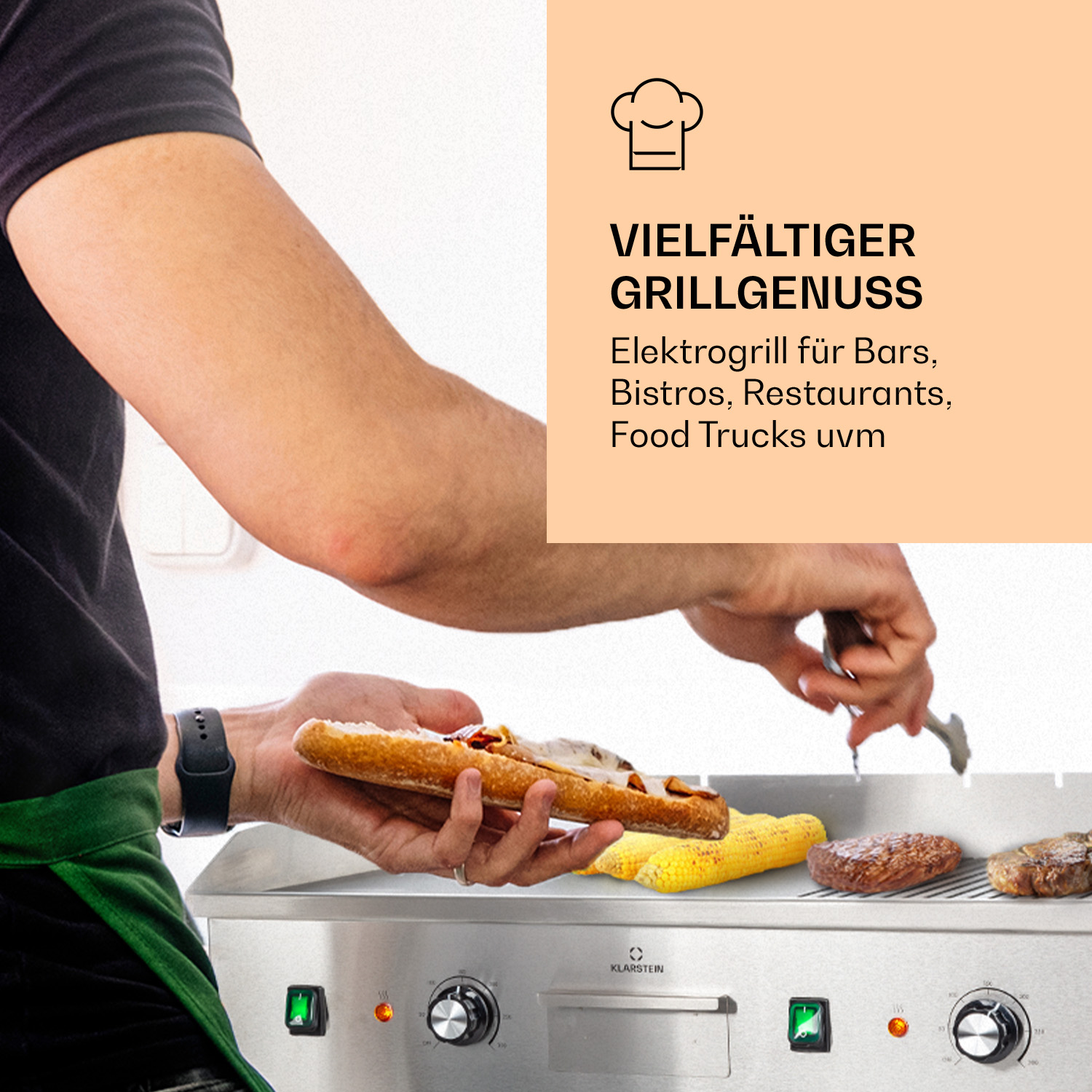 Ein Mann bereitet einen Hotdog und Maiskolben auf einem Elektrogrill zu.