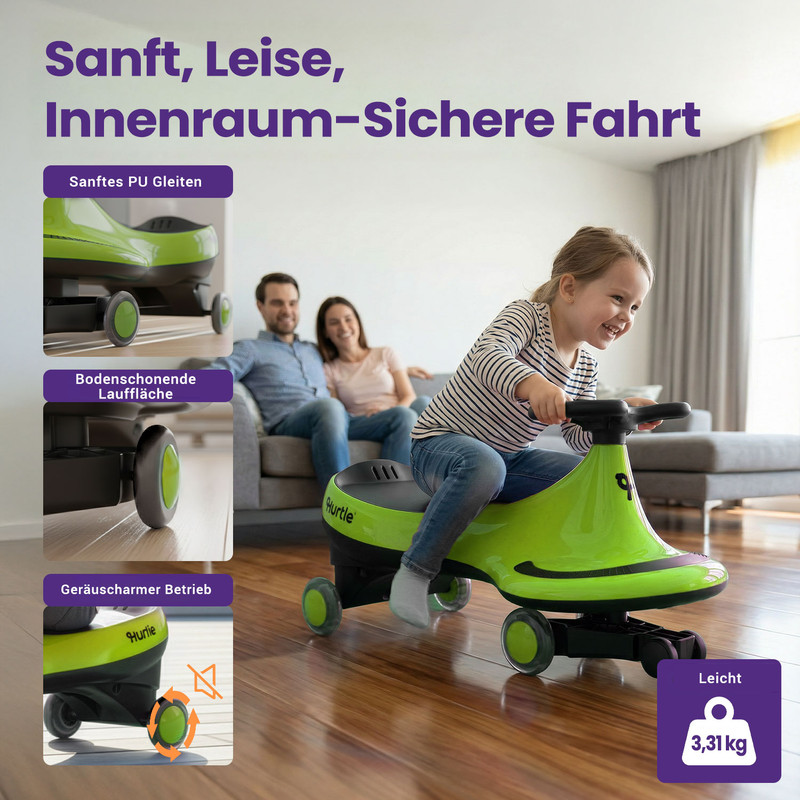 Ein Mädchen fährt ein grünes Spielzeugauto, Eltern sitzen im Hintergrund.