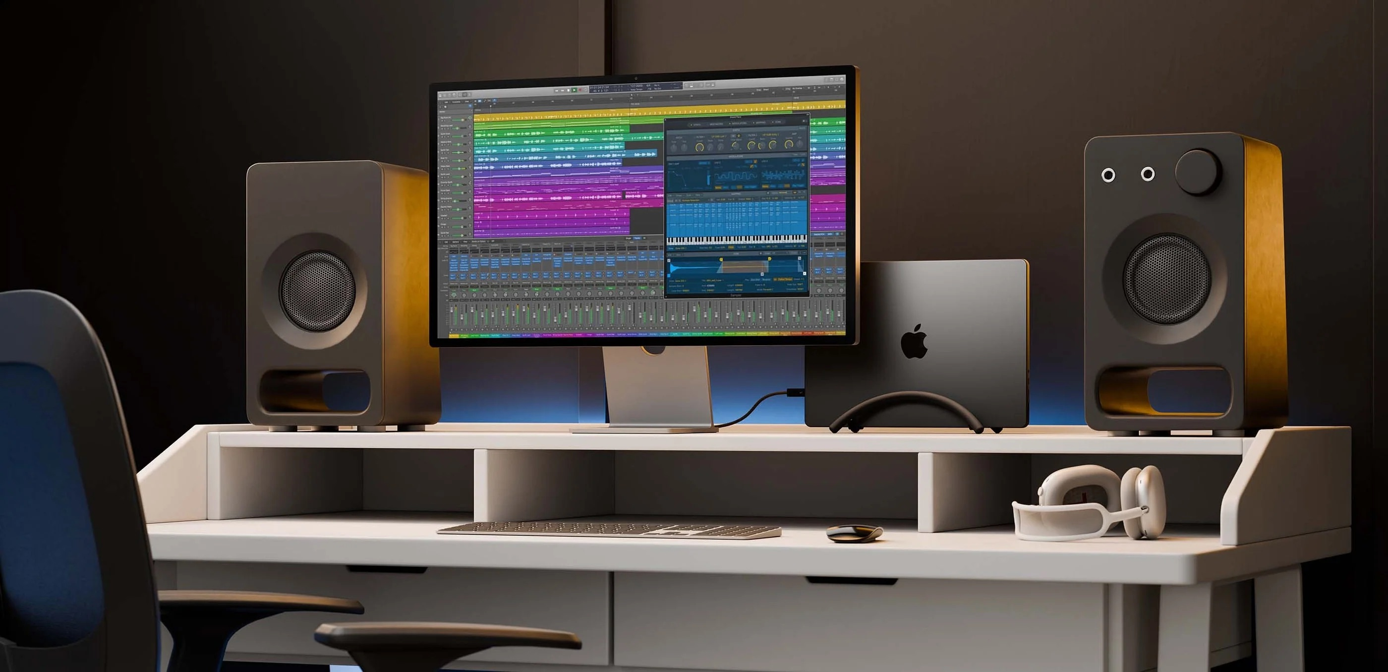 Una scrivania con schermo del computer che mostra software di produzione musicale, due altoparlanti e un laptop.
