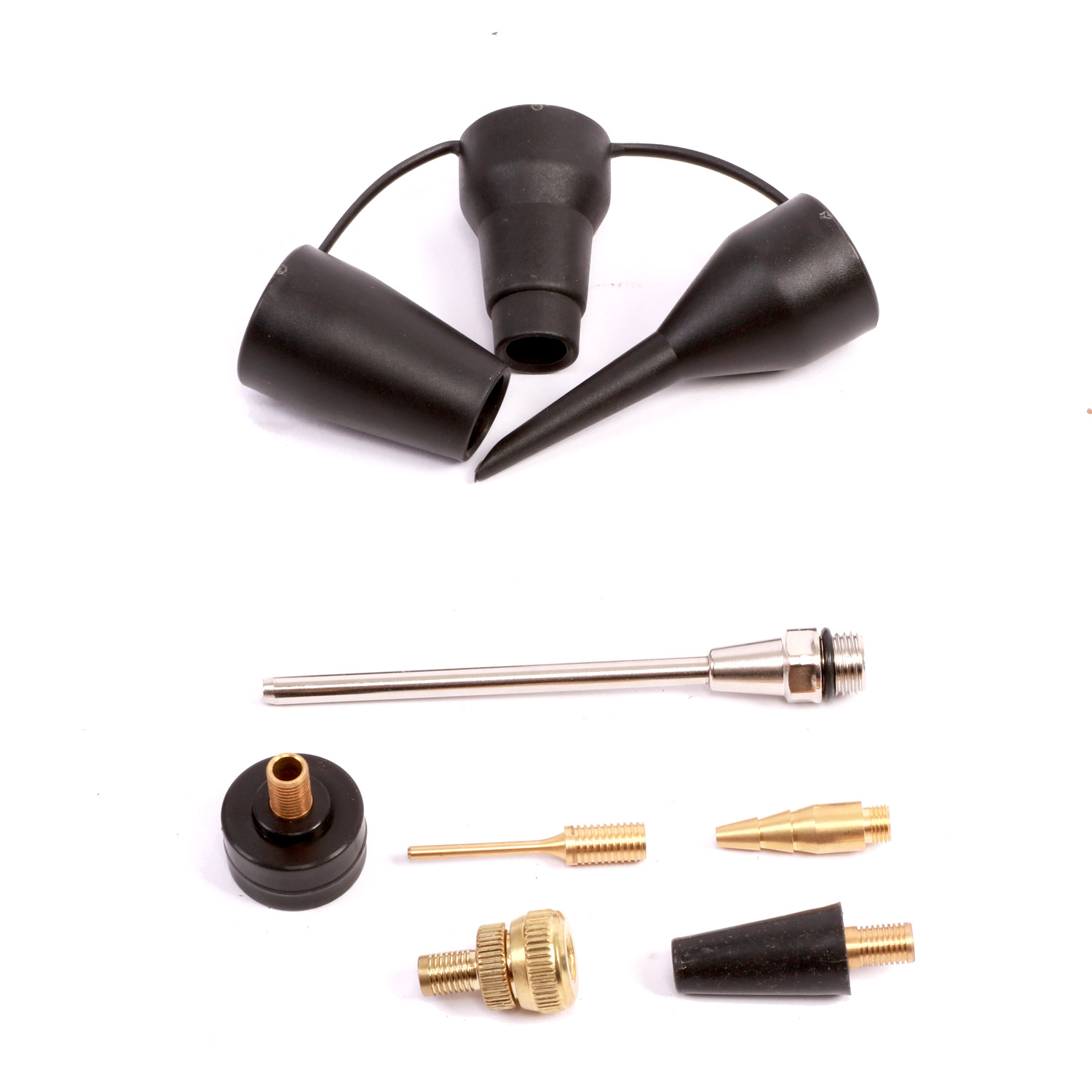 Schwarze und silberne Ventile, Adapter und ein Schlauch für eine Luftpumpe.