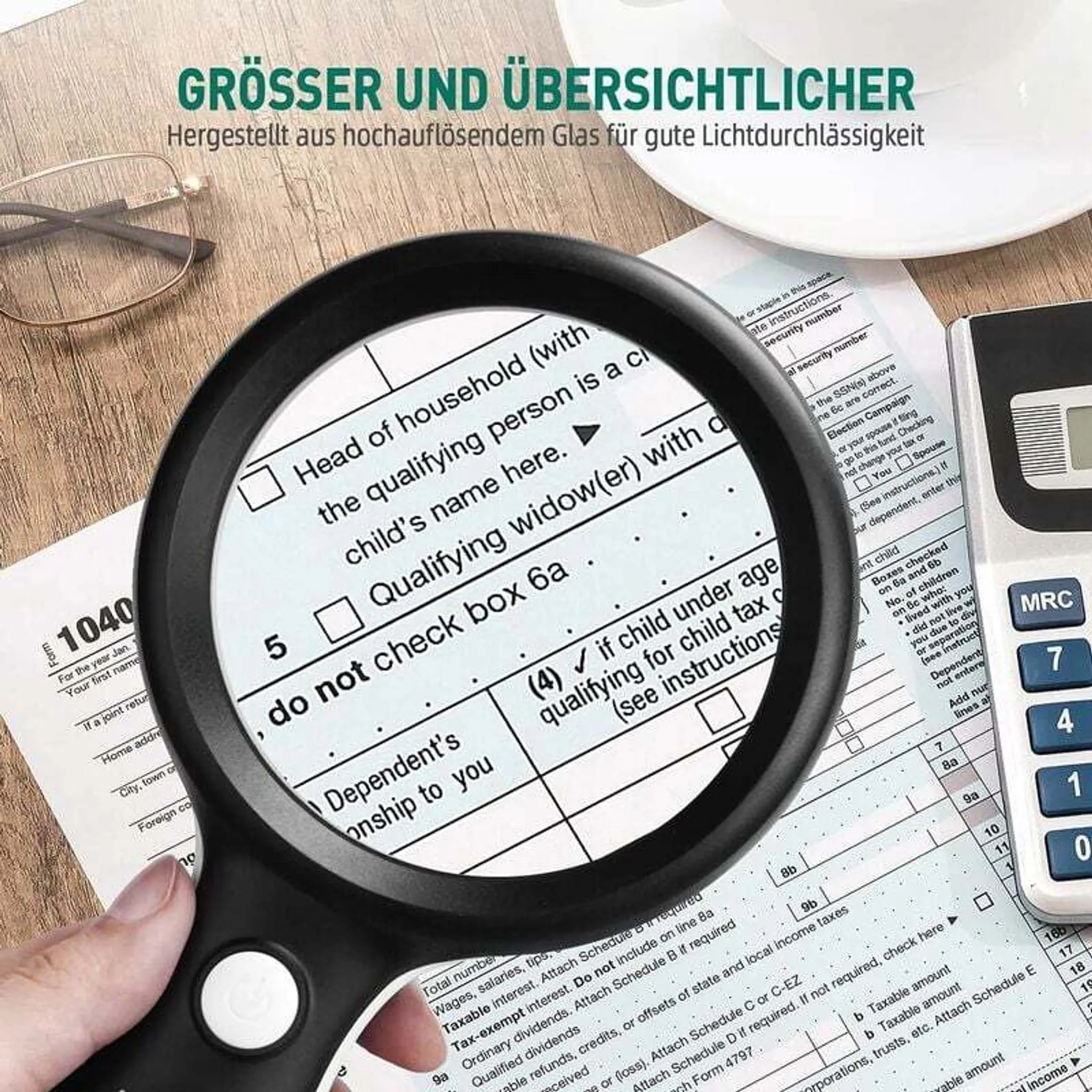 Lupe über US-Steuerformular 1040, mit Brille und Taschenrechner.