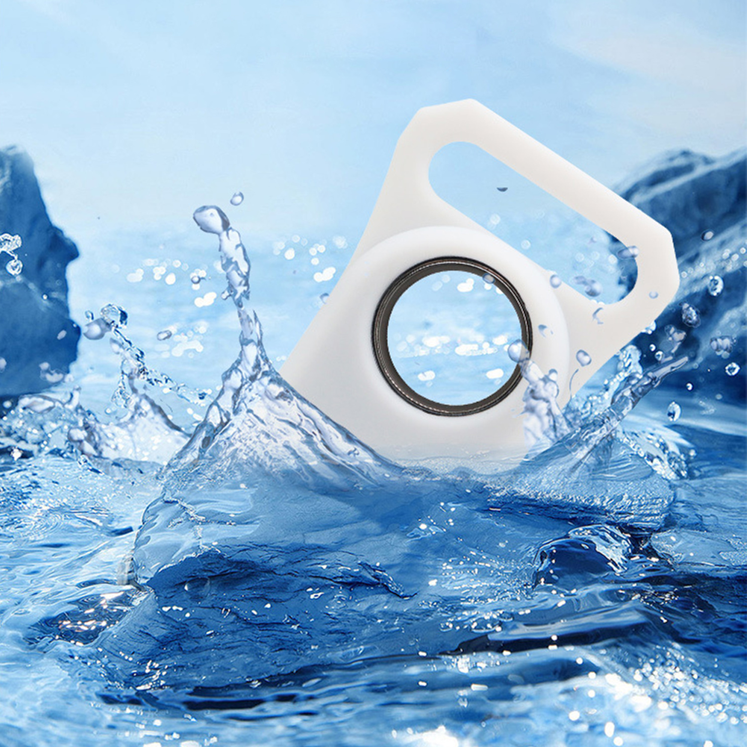 Ein weißes Objekt mit Griff und runder Öffnung ist in Wasser eingetaucht.