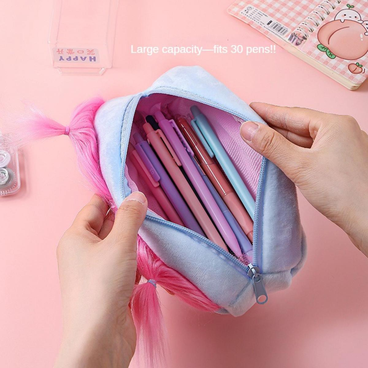 Eine hellblaue Federtasche mit rosa Haaren, gefüllt mit bunten Stiften.