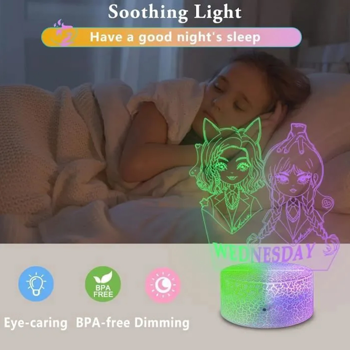 Ein Mädchen schläft, beleuchtet von einer Lampe mit Figuren.
