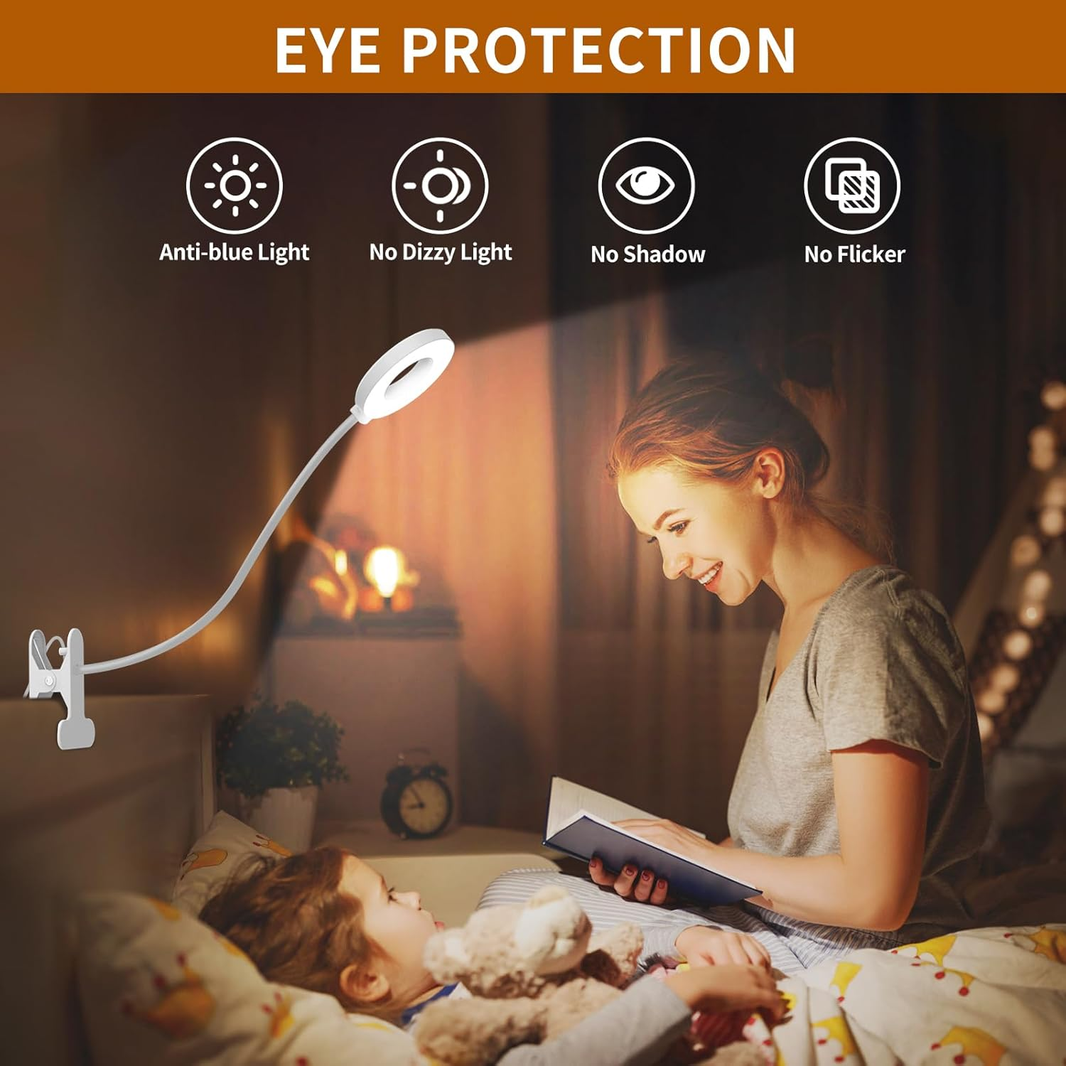 Frau liest einem Kind im Bett vor, beleuchtet von einer Klemmlampe. Augenschutz-Icons oben.