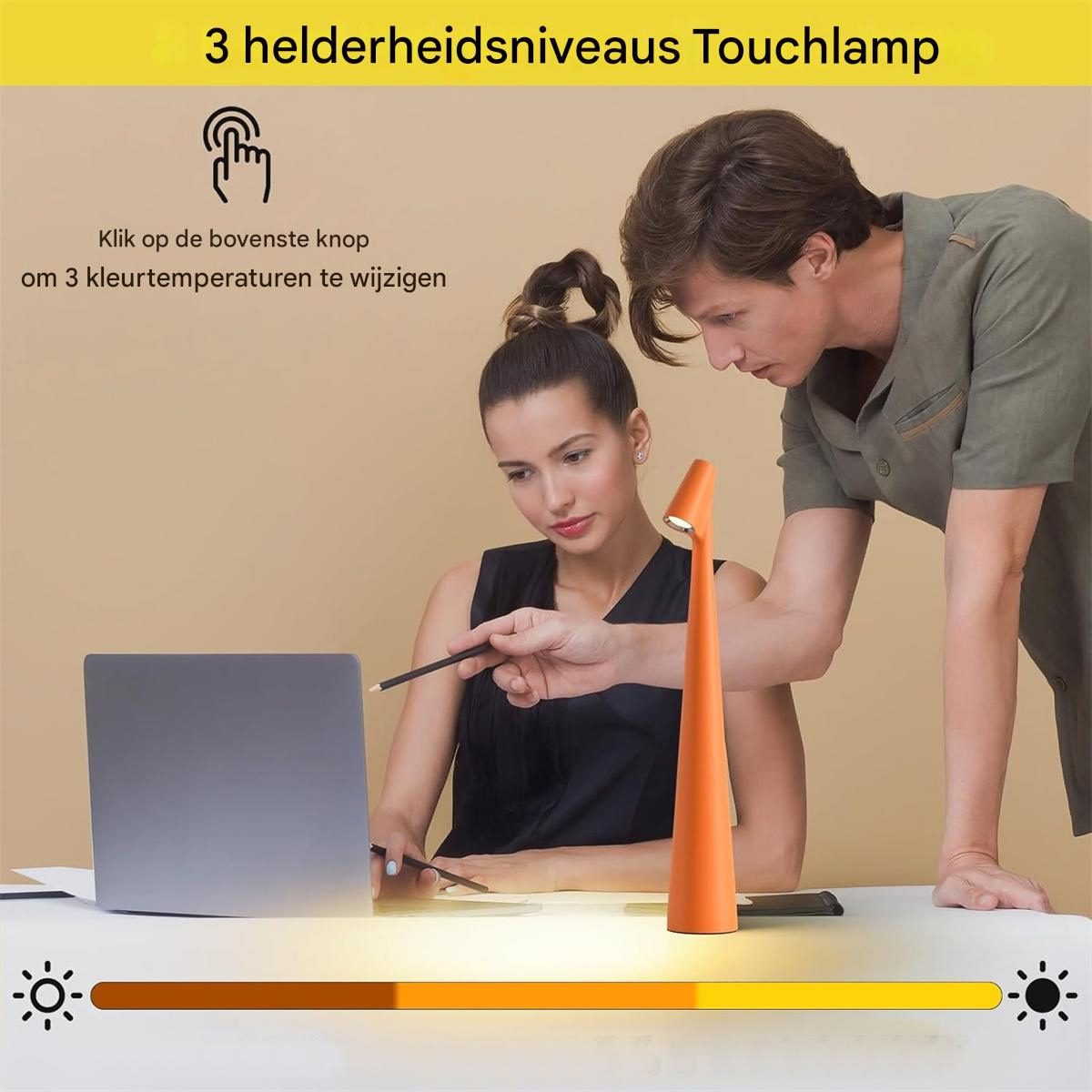 Mann und Frau am Schreibtisch, der Mann zeigt auf eine Lampe.