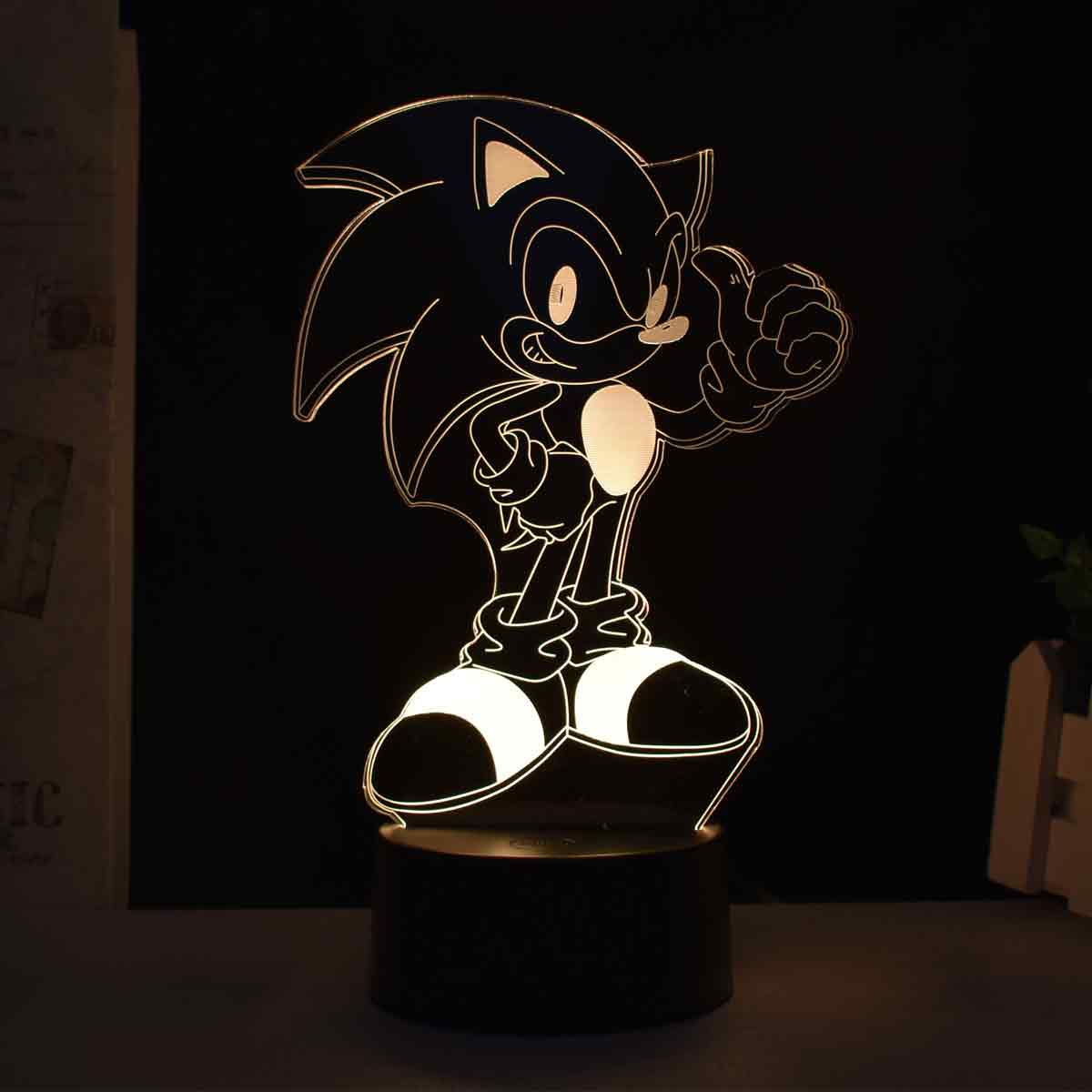 Eine leuchtende Silhouette von Sonic the Hedgehog steht auf einem schwarzen Sockel.