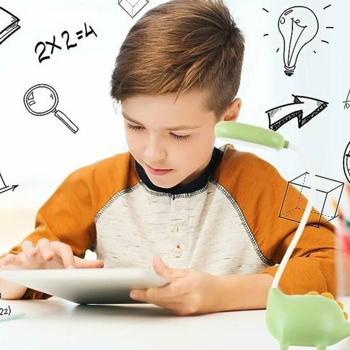 Ein Junge lernt mit einem Tablet, umgeben von Lernsymbolen.