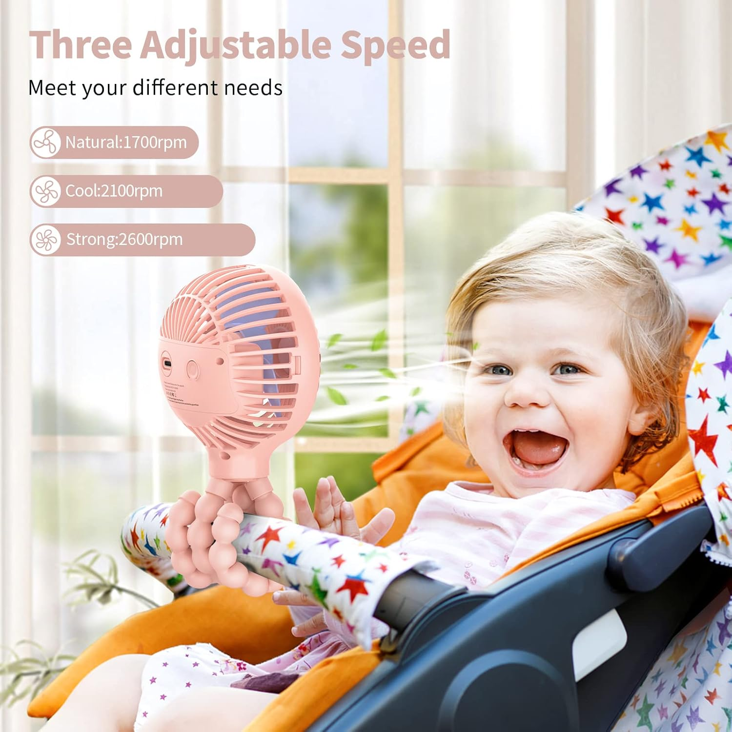 Ein rosa Babyventilator mit flexiblen Beinen ist an einem Kinderwagen befestigt, der ein glückliches Baby kühlt.