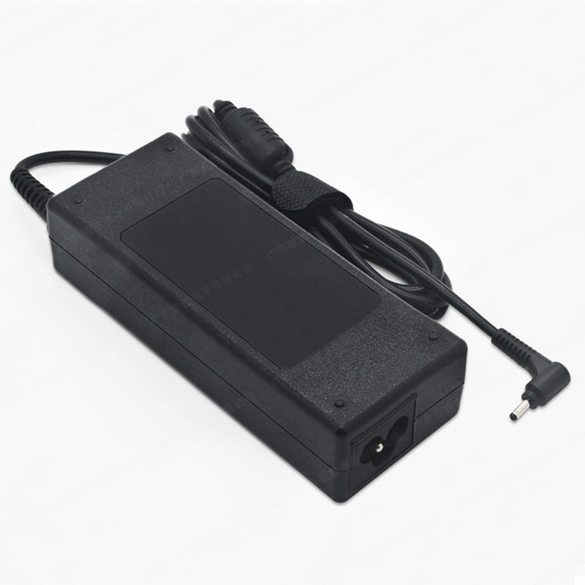 Schwarzes Netzteil mit Kabel und Winkelstecker auf weißem Hintergrund.