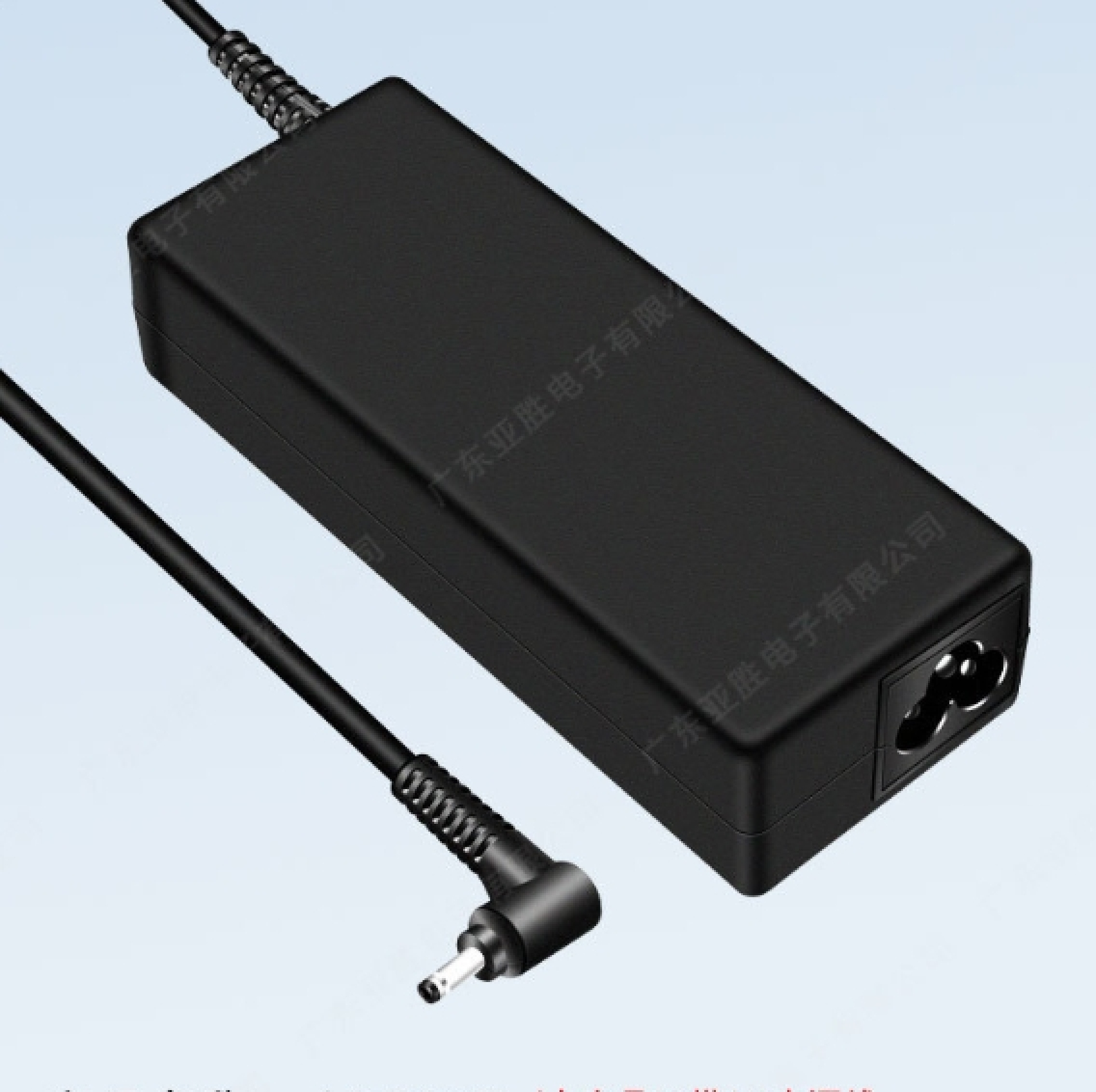 Schwarzes Netzteil mit Kabel und Stecker, auf grauem Hintergrund.