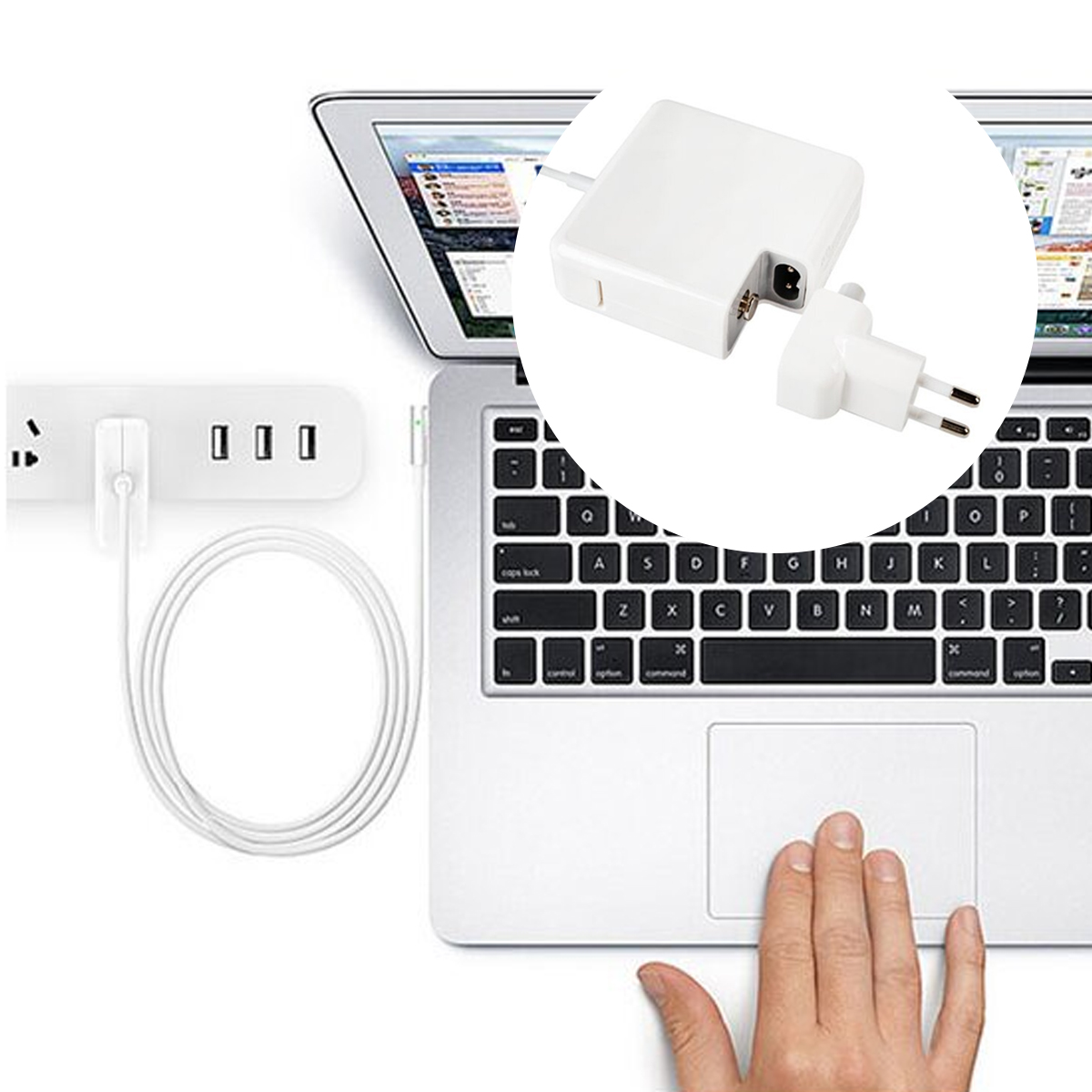 Ein weißer Laptop mit angeschlossenem Netzteil und einem Mehrfachsteckdosenadapter.