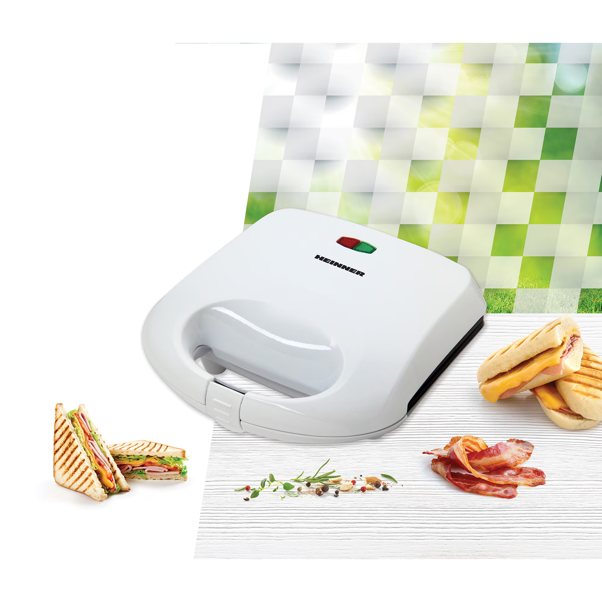 Ein weißer Sandwichmaker mit Sandwiches, Speck und Kräutern auf weißem Holz.