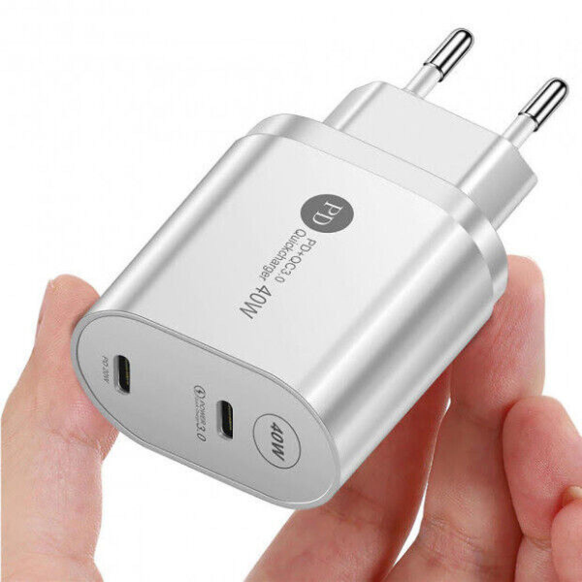 Ein silbernes Schnellladegerät mit zwei USB-C-Anschlüssen und europäischen Steckern.