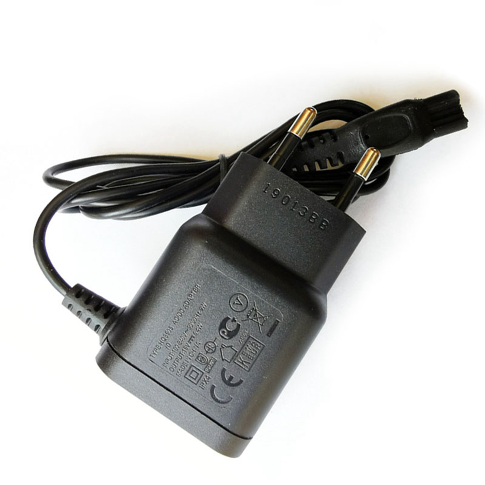 Ein schwarzer AC/DC-Adapter mit Kabel und Stecker auf weißem Hintergrund.