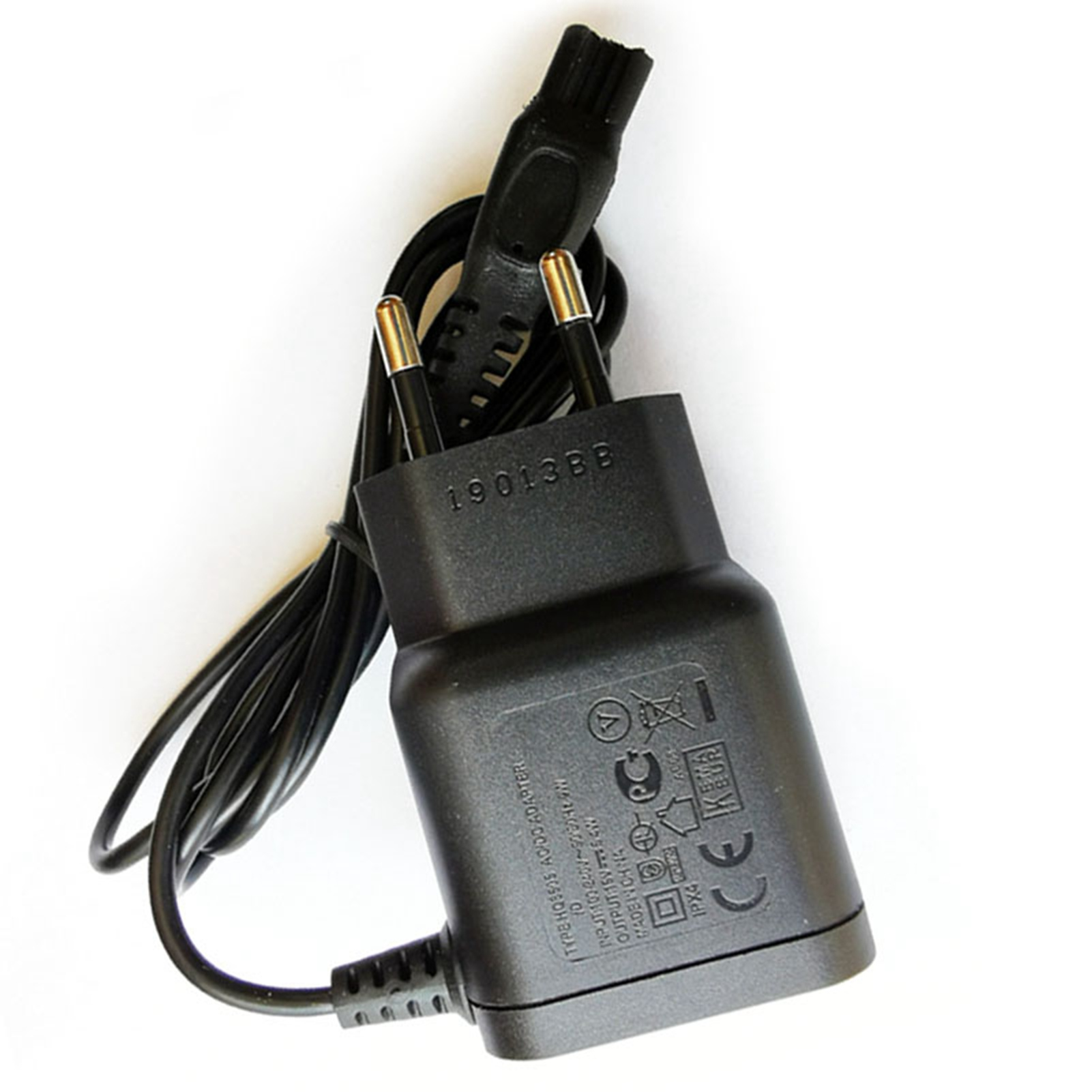 Schwarzes Netzteil mit Kabel und Eurostecker, auf weißem Hintergrund.