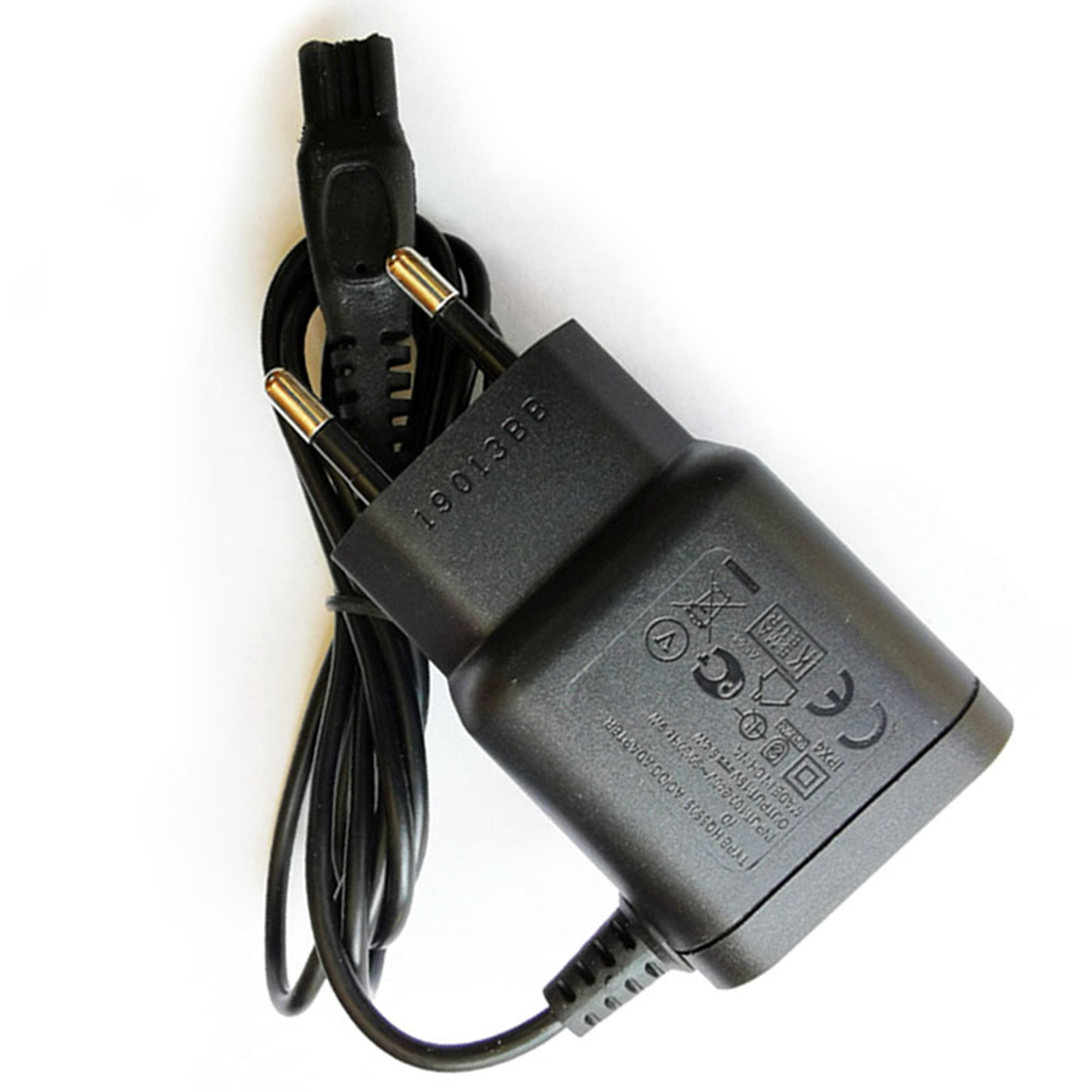 Schwarzer Netzadapter mit Kabel und Eurostecker. Beschriftung sichtbar.