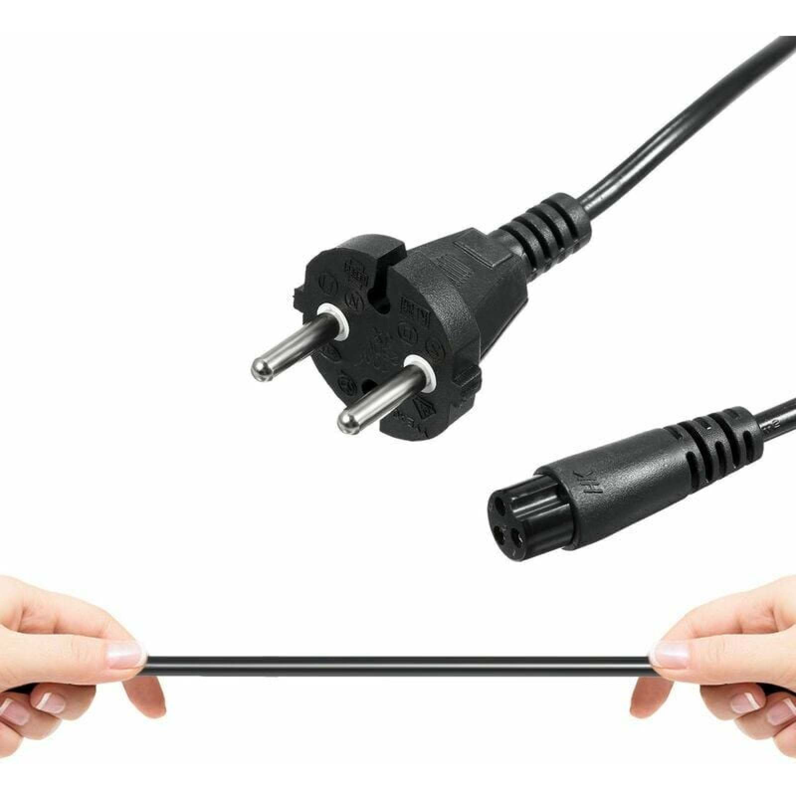 Schwarz Stecker und Buchse mit zwei Händen gehalten.