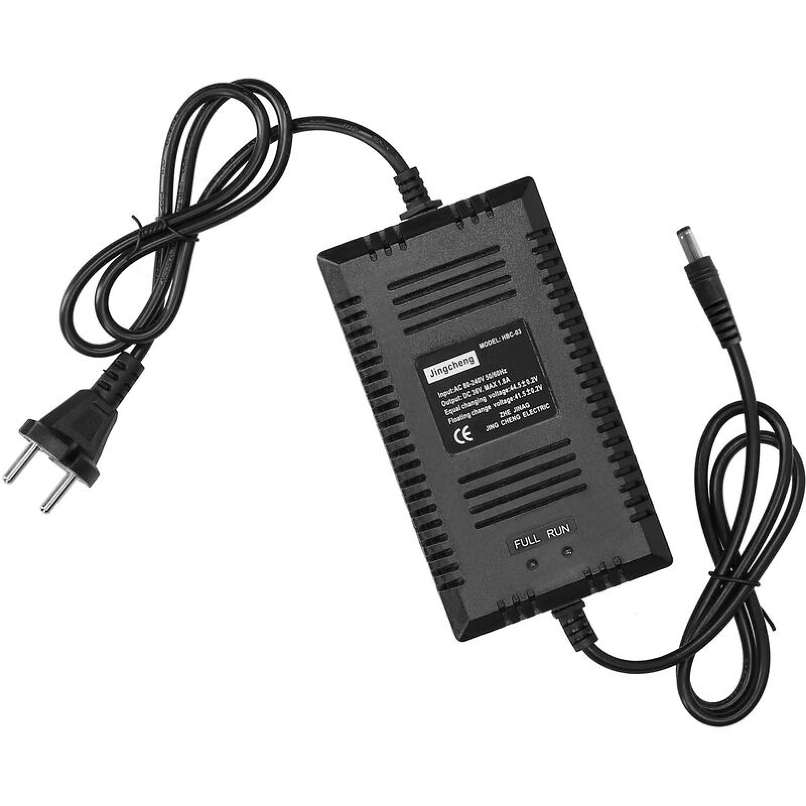 Schwarzes Ladegerät mit Kabeln und Stecker. Beschriftung: Jingcheng, Modell HBC-43.