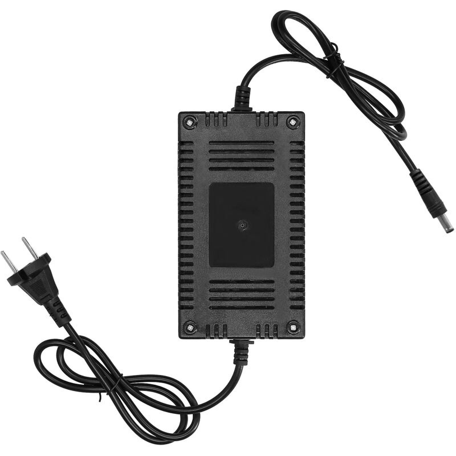 Schwarzes Netzteil mit Eurostecker und DC-Stecker.