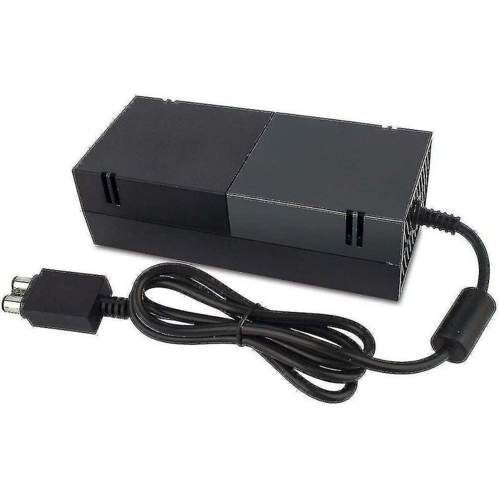 Schwarzes Netzteil mit Kabel und Stecker auf weißem Hintergrund.