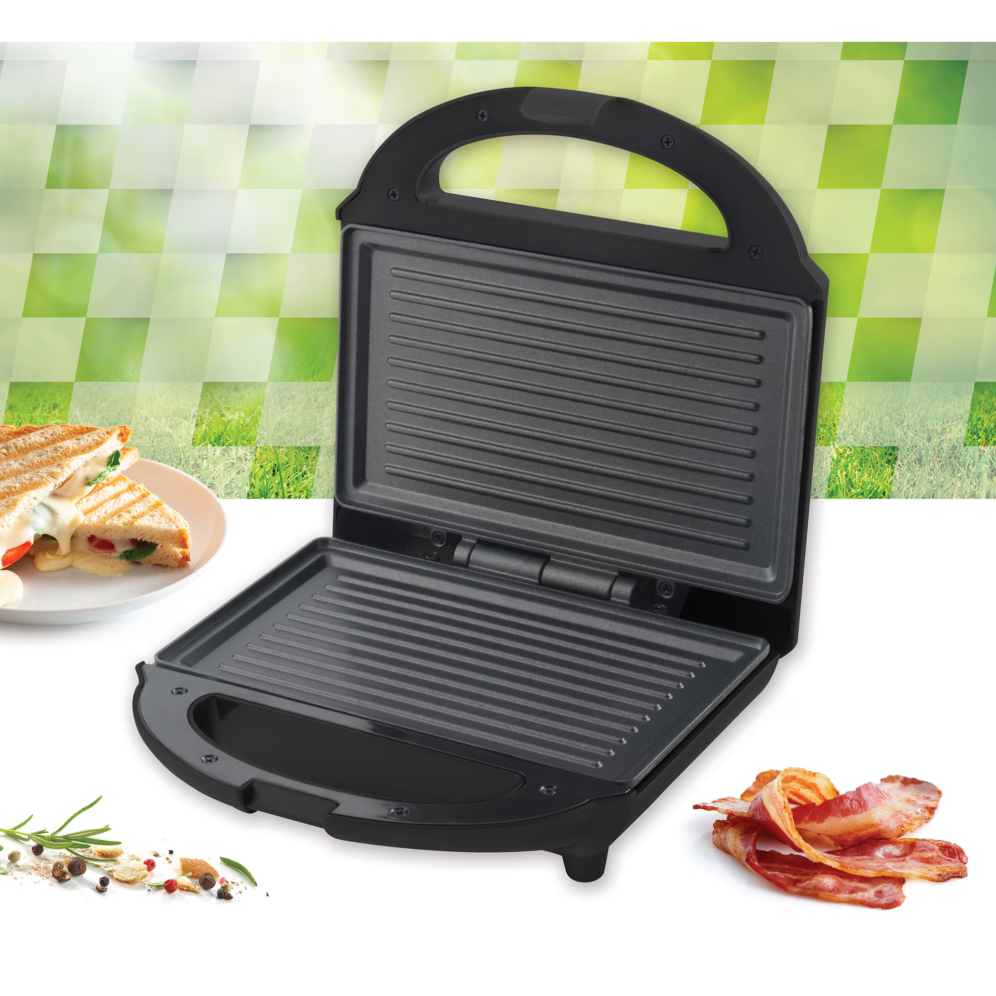 Een open tosti-apparaat met ernaast tosti's, spek en kruiden.