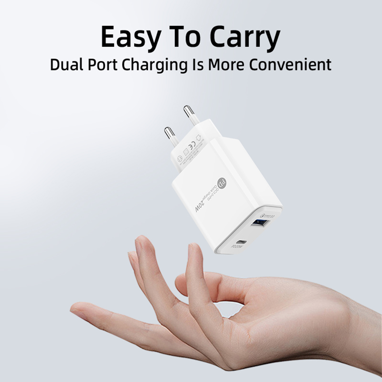 Wei0er Dual-Port-Ladeger0t mit zwei USB-Anschl0ssen schwebend 0ber einer Hand.