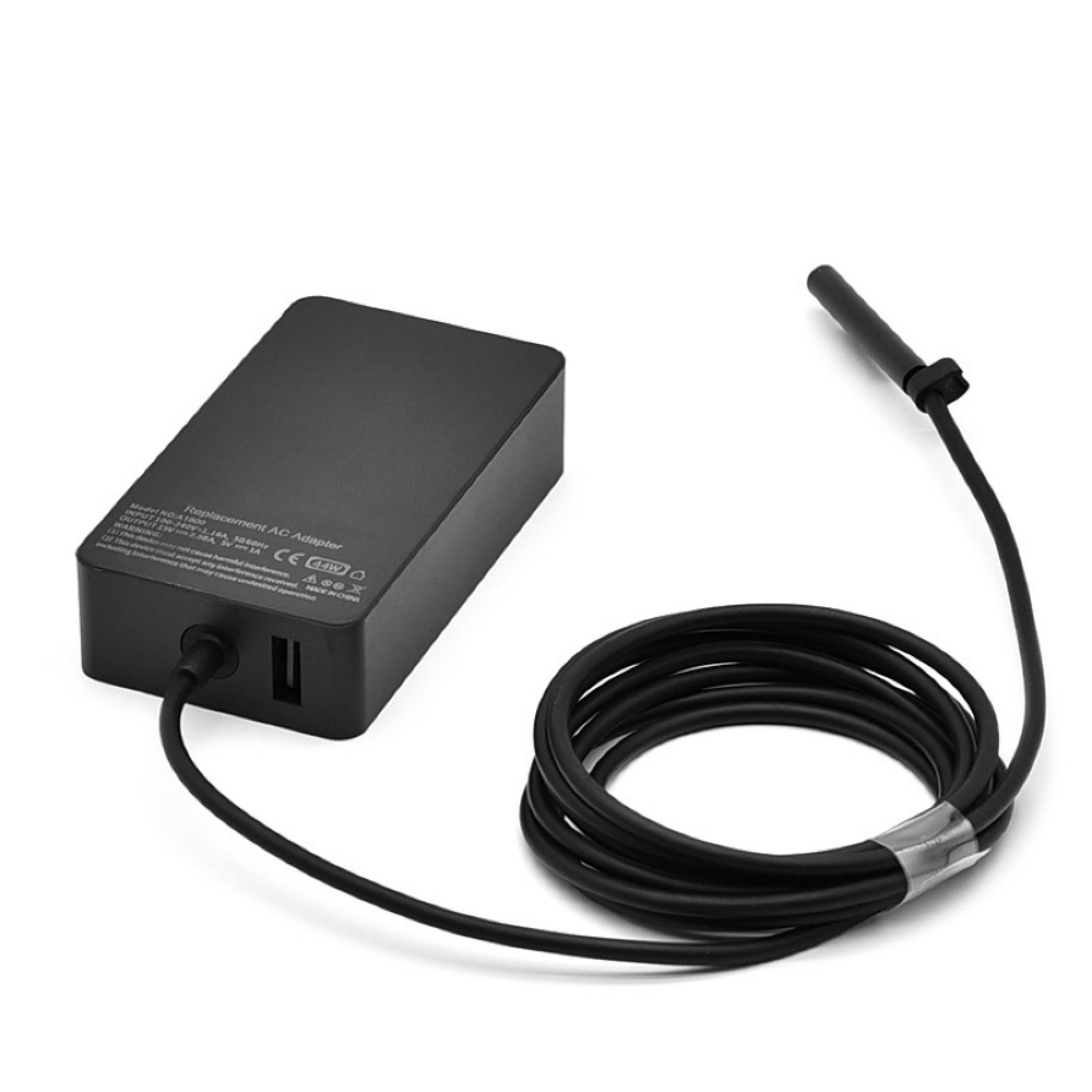 Schwarzer AC-Adapter mit Kabel und USB-Anschluss.