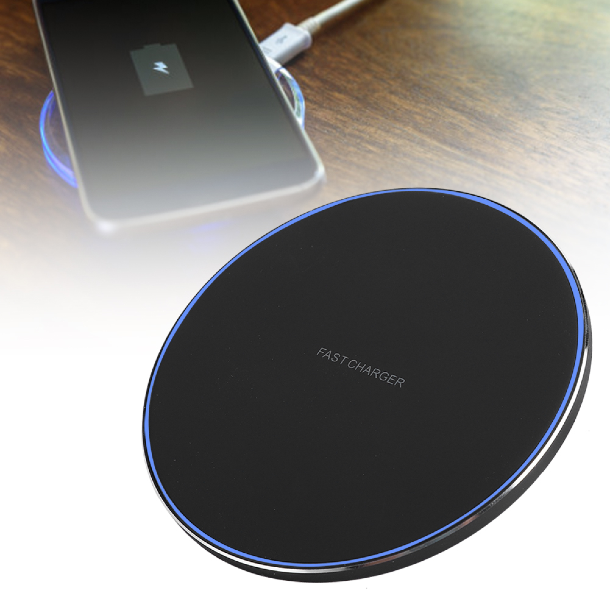 Ein schwarzes Fast-Ladegerät mit blauem Rand, das ein Handy auflädt.
