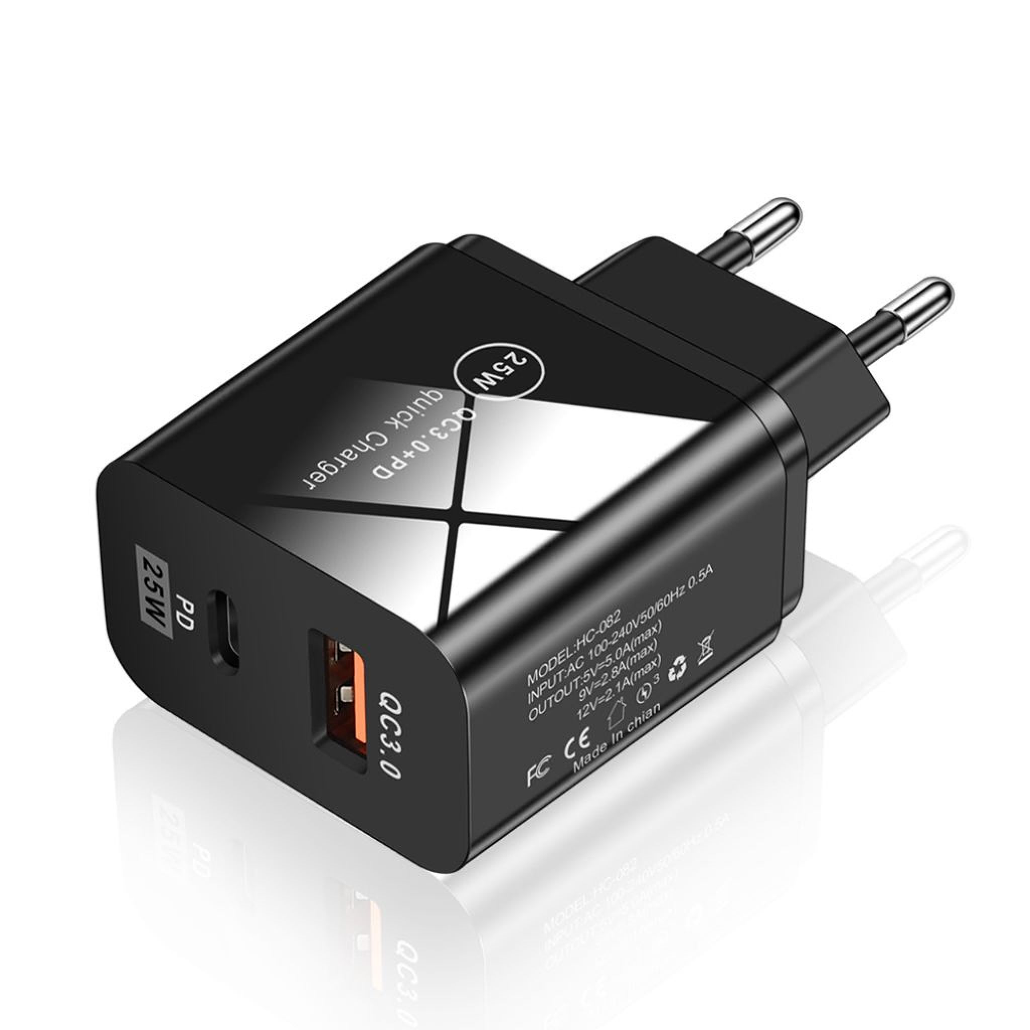 Schwarzes Schnellladegerät mit QC3.0+PD, zwei USB-Anschlüssen und EU-Stecker.