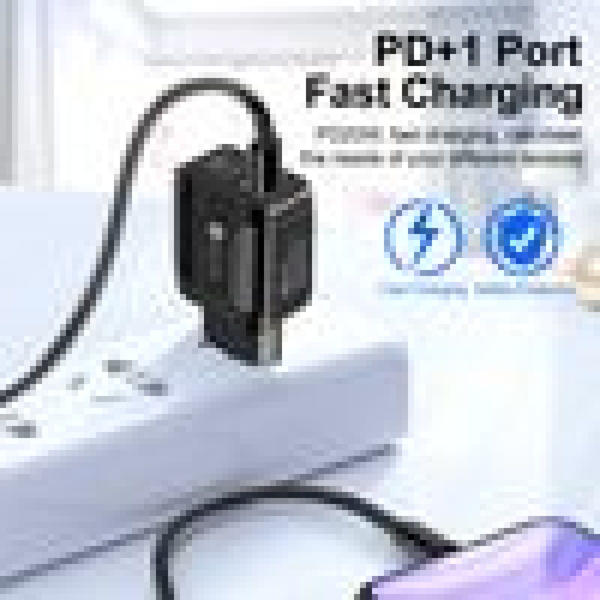 Schwarzer Netzstecker mit Kabel in Steckdose, PD+1 Port Schnellladung.