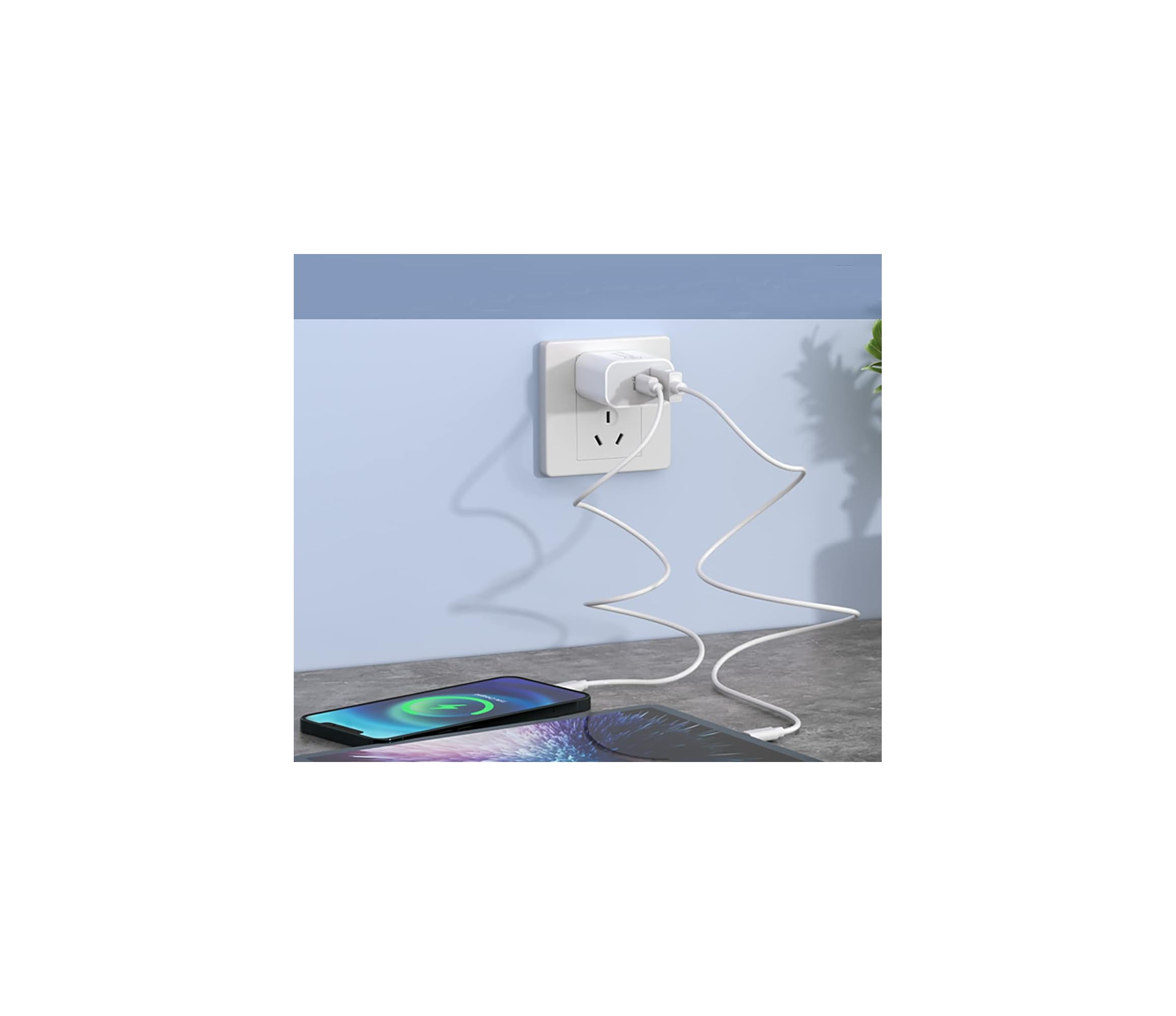Ein weißer Netzstecker mit zwei USB-Anschlüssen steckt in einer Wandsteckdose. Ein weißes Kabel lädt zwei Smartphones auf.