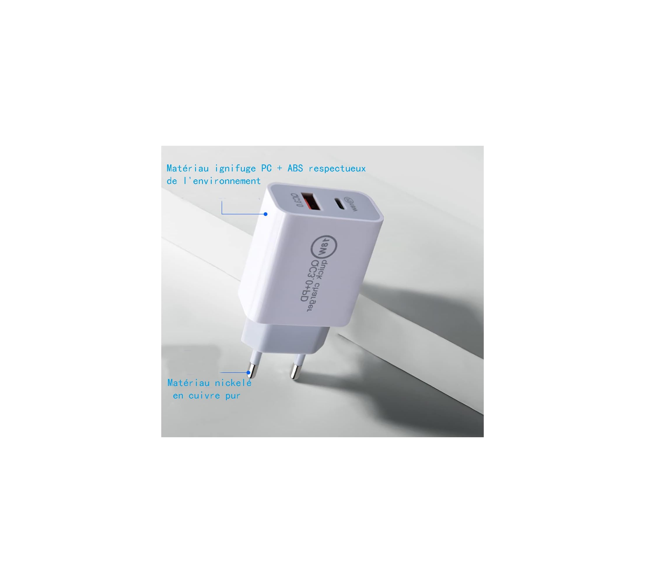 Ein weißes USB-Ladegerät mit zwei Anschlüssen, QC3.0 und 18W.