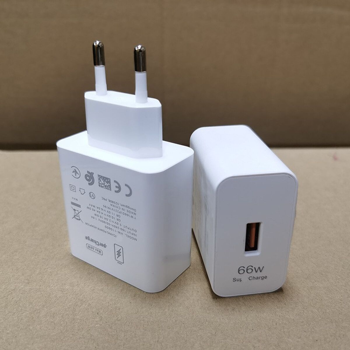 Zwei weiße Ladegeräte mit USB-C-Anschlüssen und 66W Super Charge.