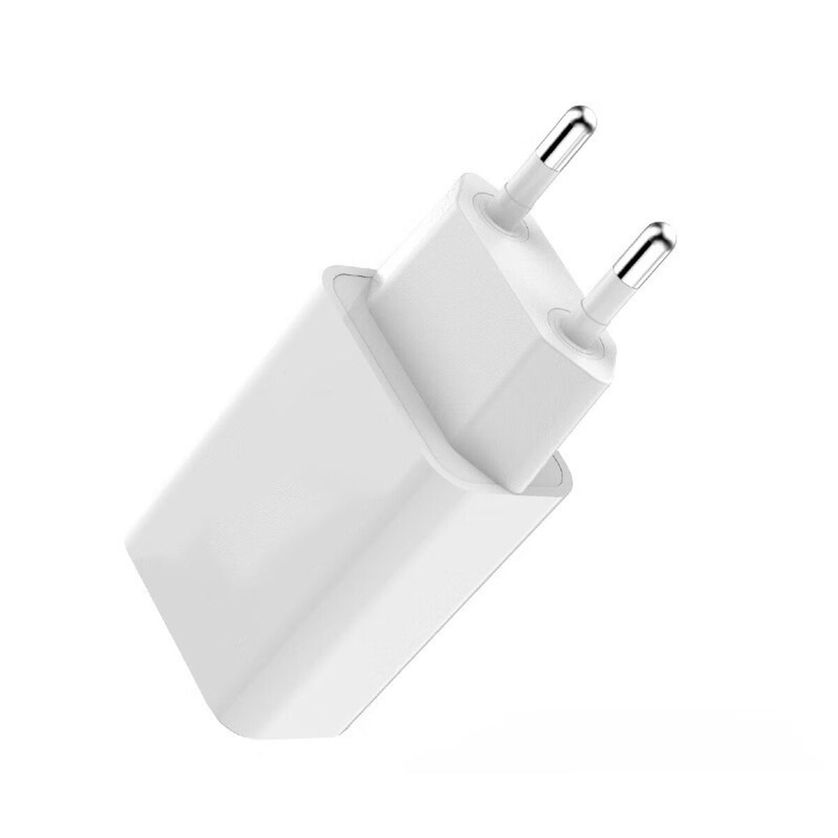 Ein weißer Netzstecker mit zwei silbernen Stiften auf weißem Hintergrund.