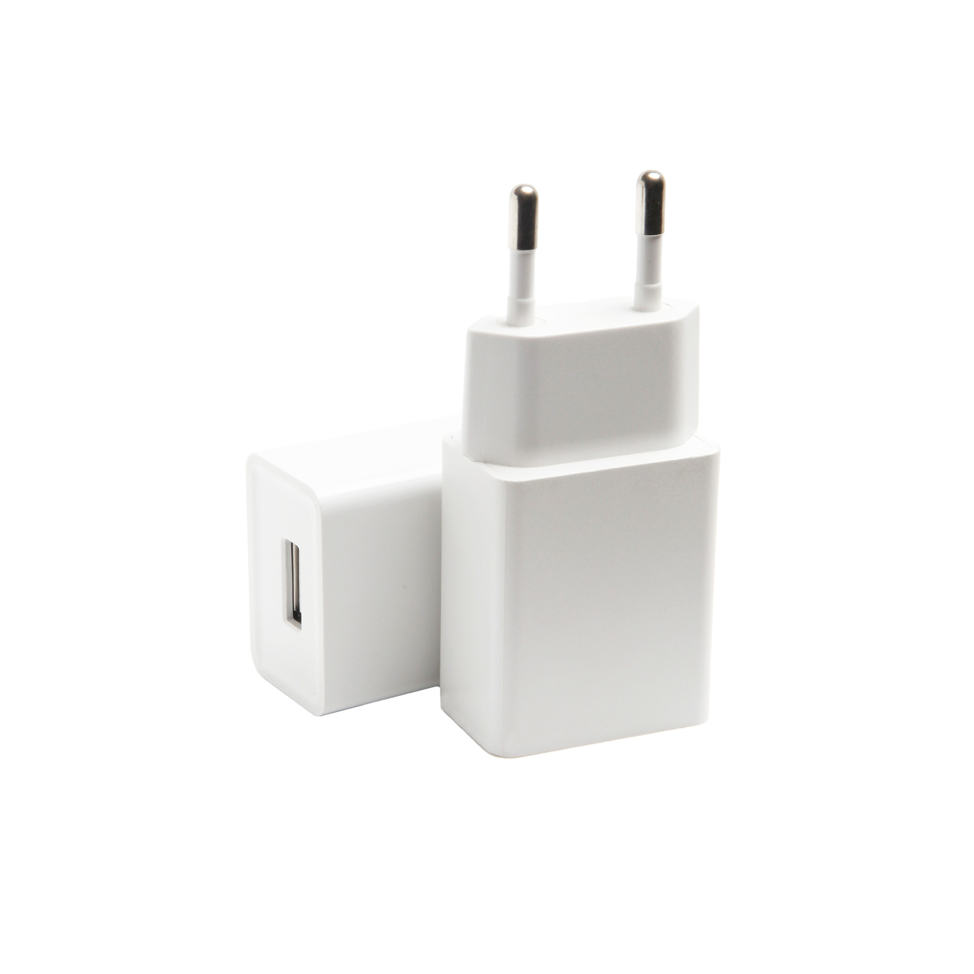 Zwei weiße USB-Ladegeräte, eines mit sichtbaren Stiften, das andere seitlich.