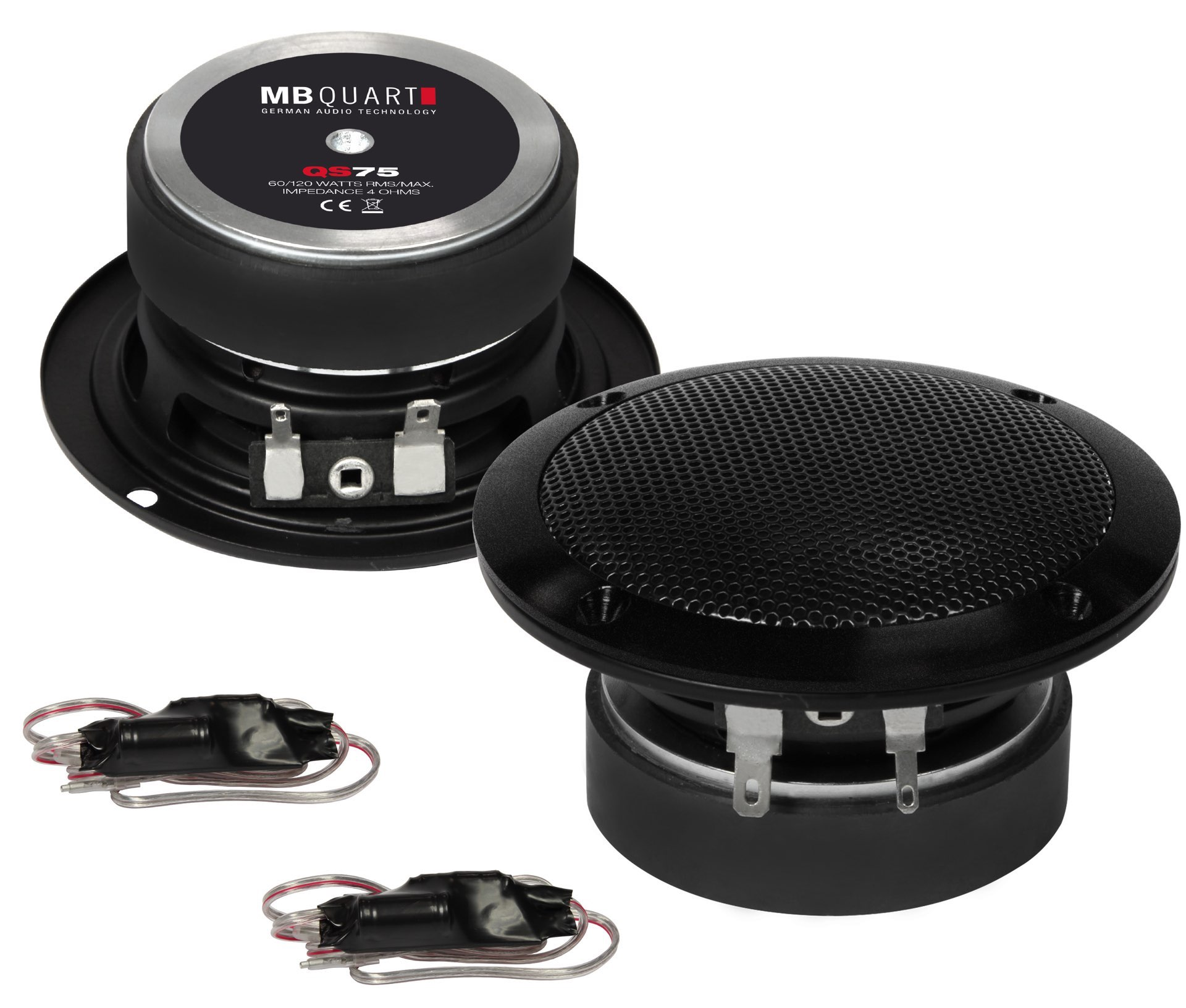 Zwei MB Quart QS75 Lautsprecher mit Anschlusskabeln auf weißem Hintergrund.