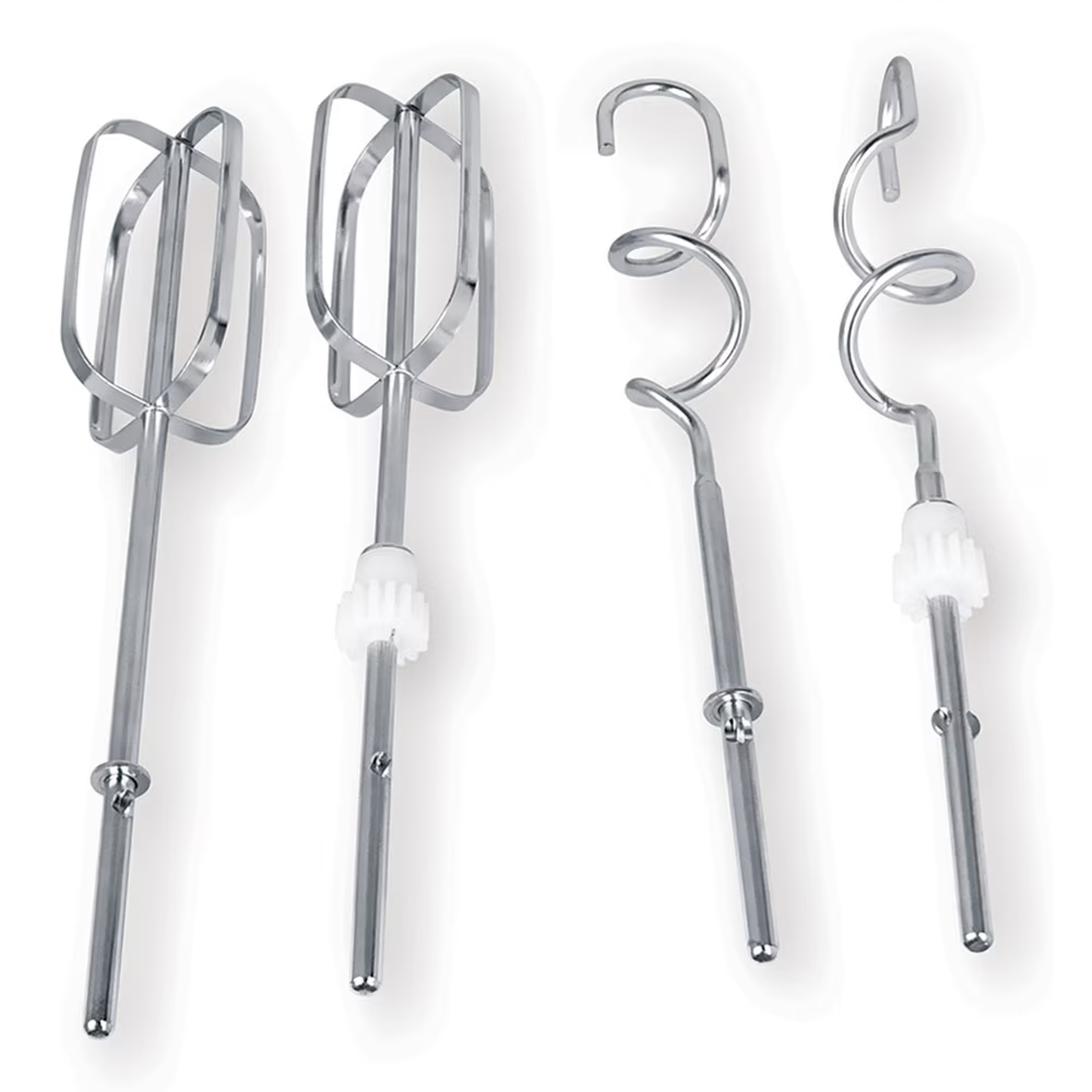 Quatre accessoires de batteur métalliques, deux fouets, deux crochets pétrisseurs.