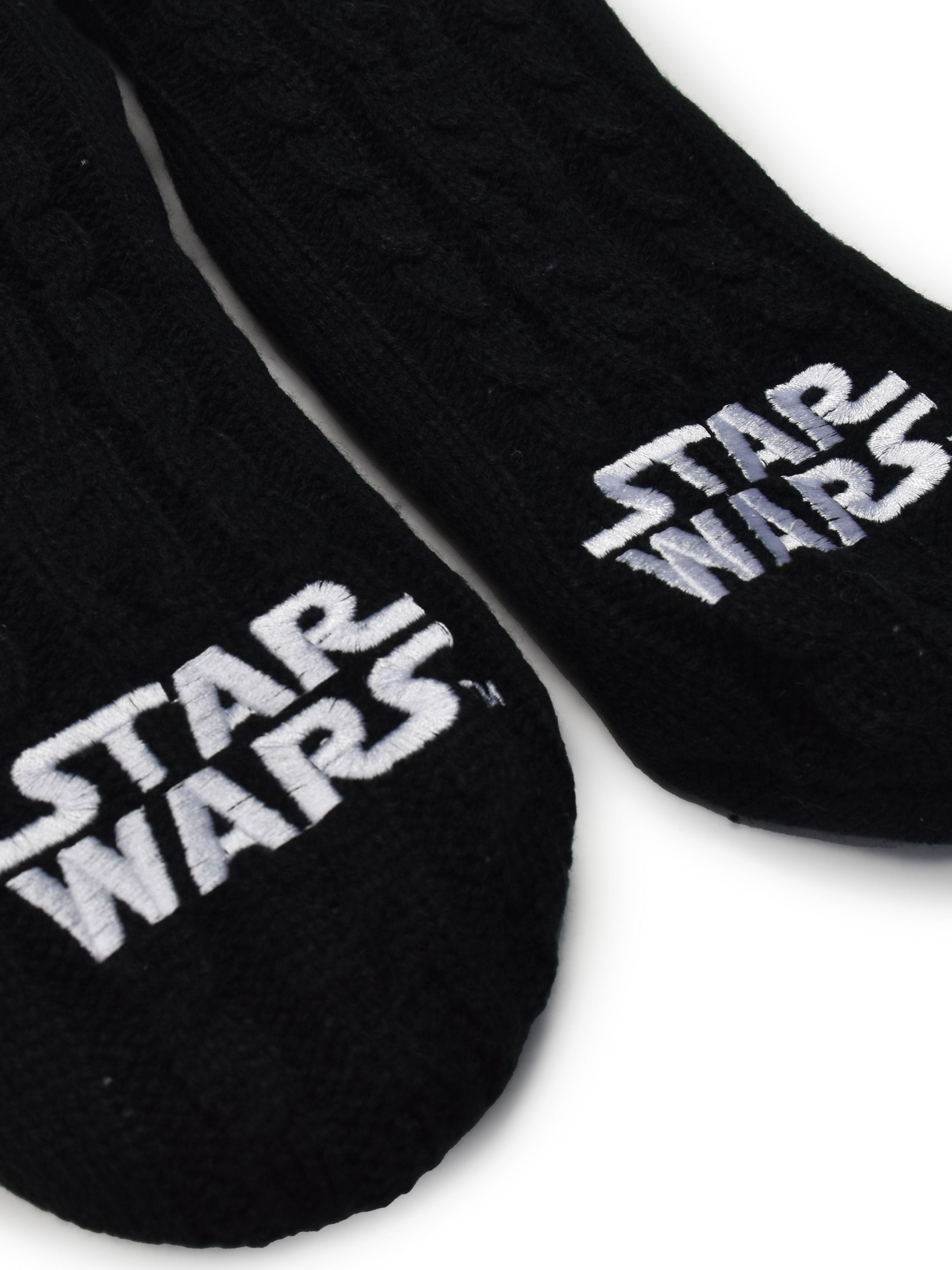 Schwarze Socken mit weißem "Star Wars"-Logo, auf weißem Hintergrund.